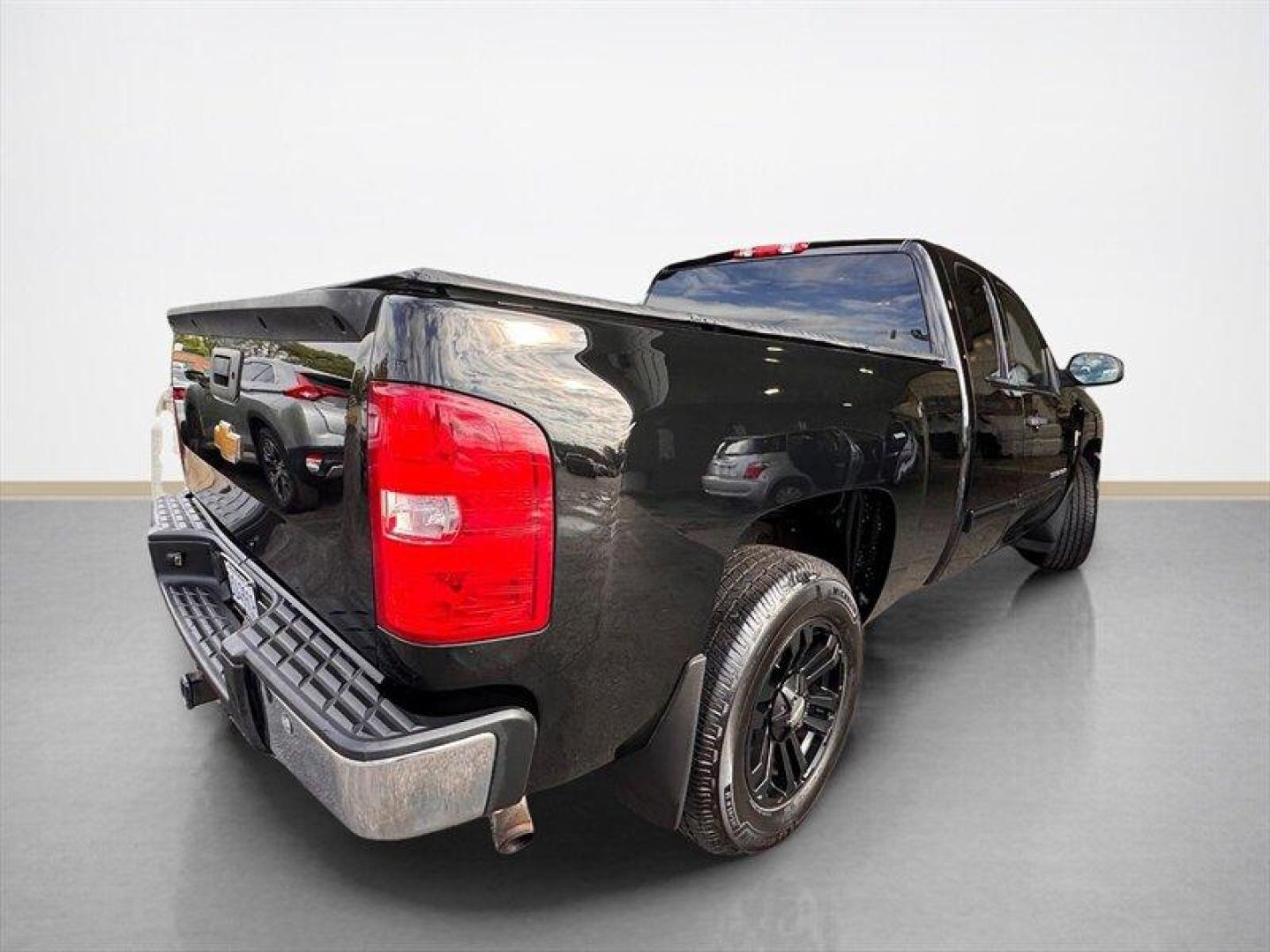 2013 Black Chevrolet Silverado 1500 LT (1GCRCSE07DZ) with an Vortec 5.3L Flex Fuel V8 315hp 335ft. lbs. engine, Automatic transmission, located at 25355 Eames Street, Channahon, IL, 60410, (815) 467-1807, 41.429108, -88.228432 - Introducing the powerhouse of pickups: the 2013 Chevrolet Silverado 1500 LT, where rugged capability meets undeniable style. Under the hood, this beast is equipped with a robust Vortec 5.3L Flex Fuel V8 engine, delivering an exhilarating 315 horsepower and a staggering 335 ft-lbs of torque. This mea - Photo#3