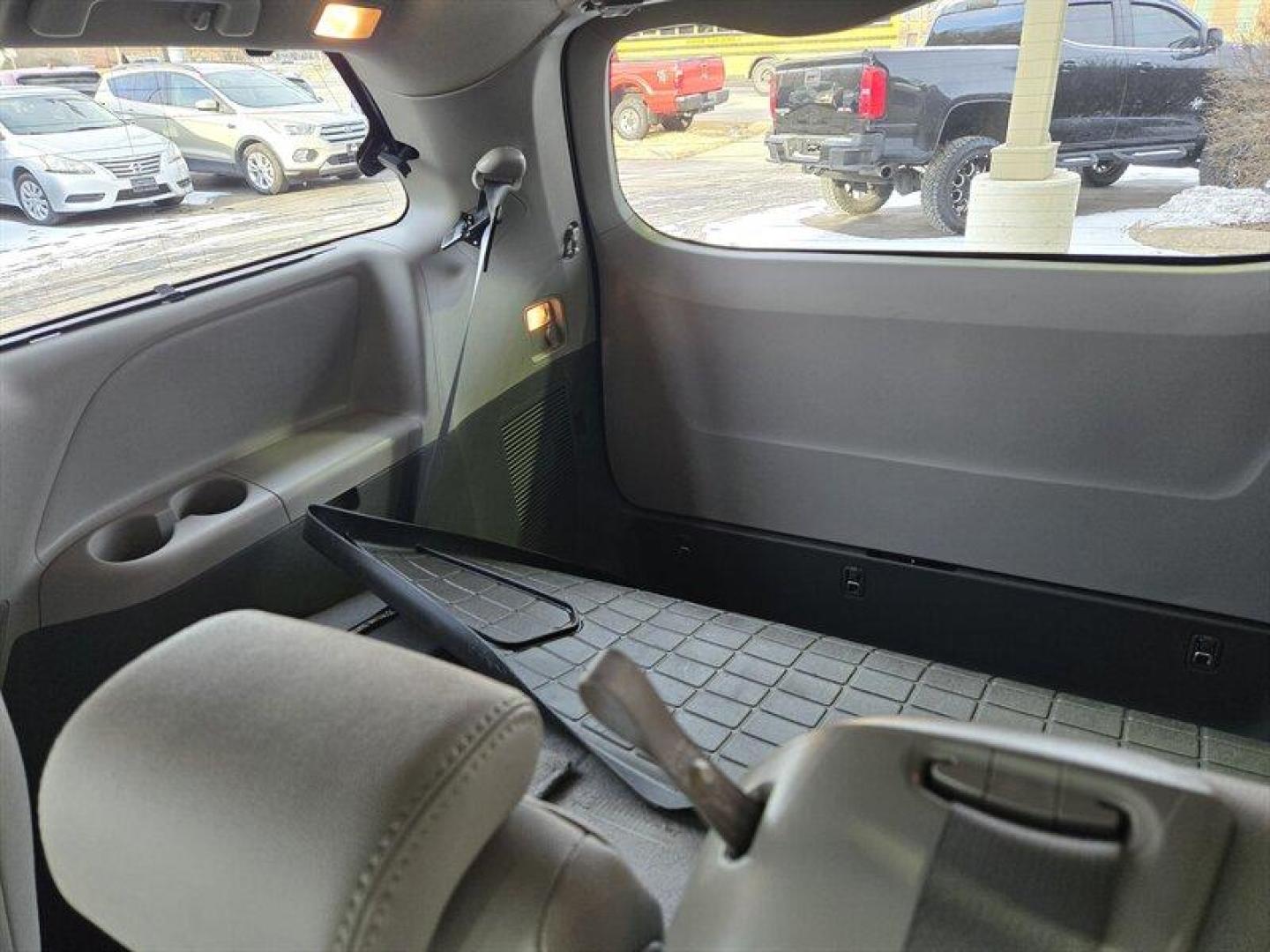 2020 Midnight Black Metallic Toyota Sienna XLE 8 Passenger (5TDYZ3DC1LS) with an 3.5 engine, Automatic transmission, located at 25355 Eames Street, Channahon, IL, 60410, (815) 467-1807, 41.429108, -88.228432 - Photo#32