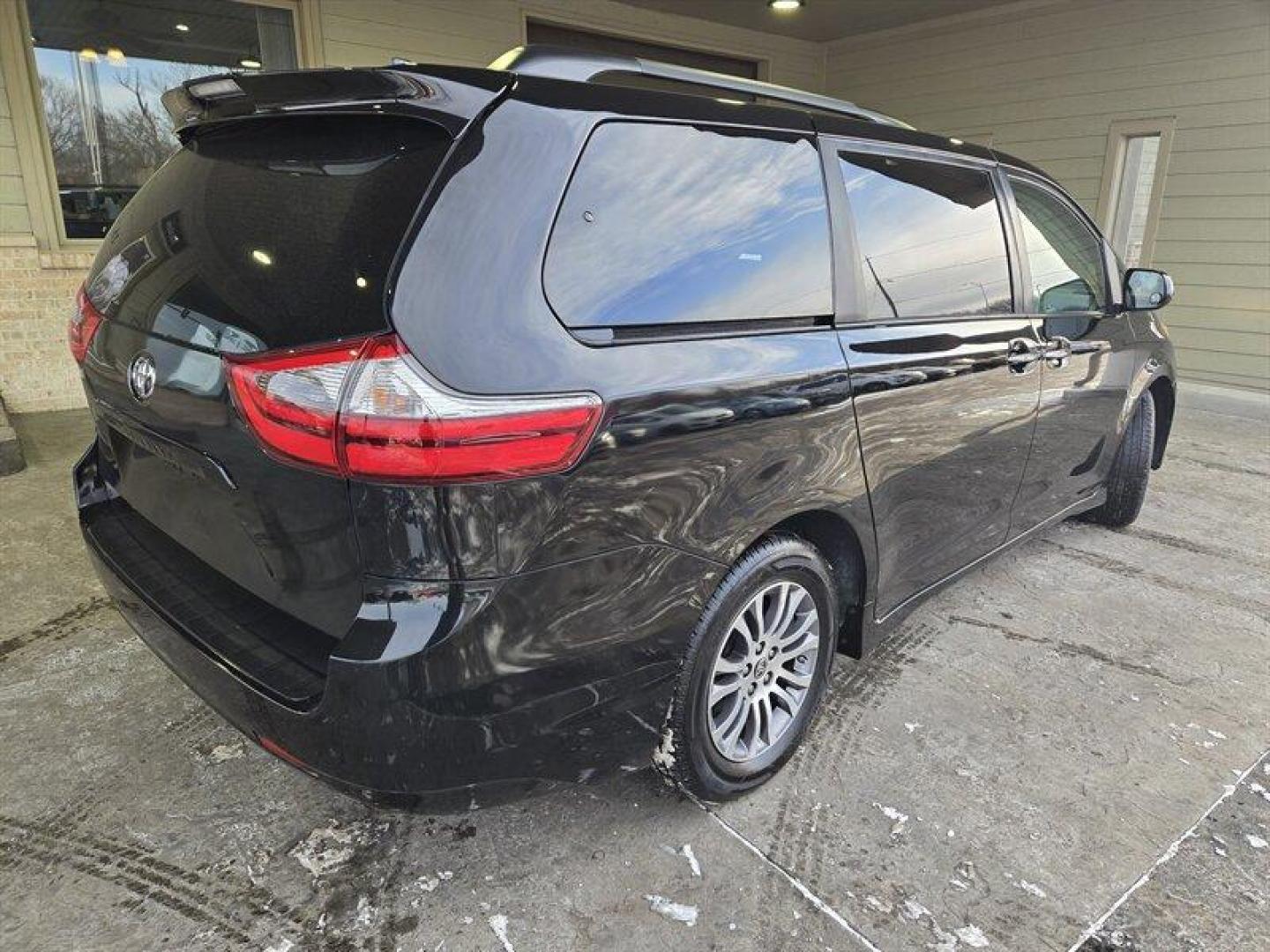2020 Midnight Black Metallic Toyota Sienna XLE 8 Passenger (5TDYZ3DC1LS) with an 3.5 engine, Automatic transmission, located at 25355 Eames Street, Channahon, IL, 60410, (815) 467-1807, 41.429108, -88.228432 - Photo#4