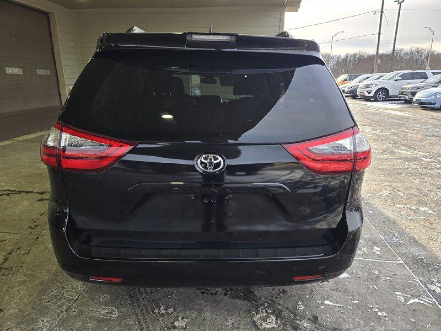 2020 Midnight Black Metallic Toyota Sienna XLE 8 Passenger (5TDYZ3DC1LS) with an 3.5 engine, Automatic transmission, located at 25355 Eames Street, Channahon, IL, 60410, (815) 467-1807, 41.429108, -88.228432 - Photo#5