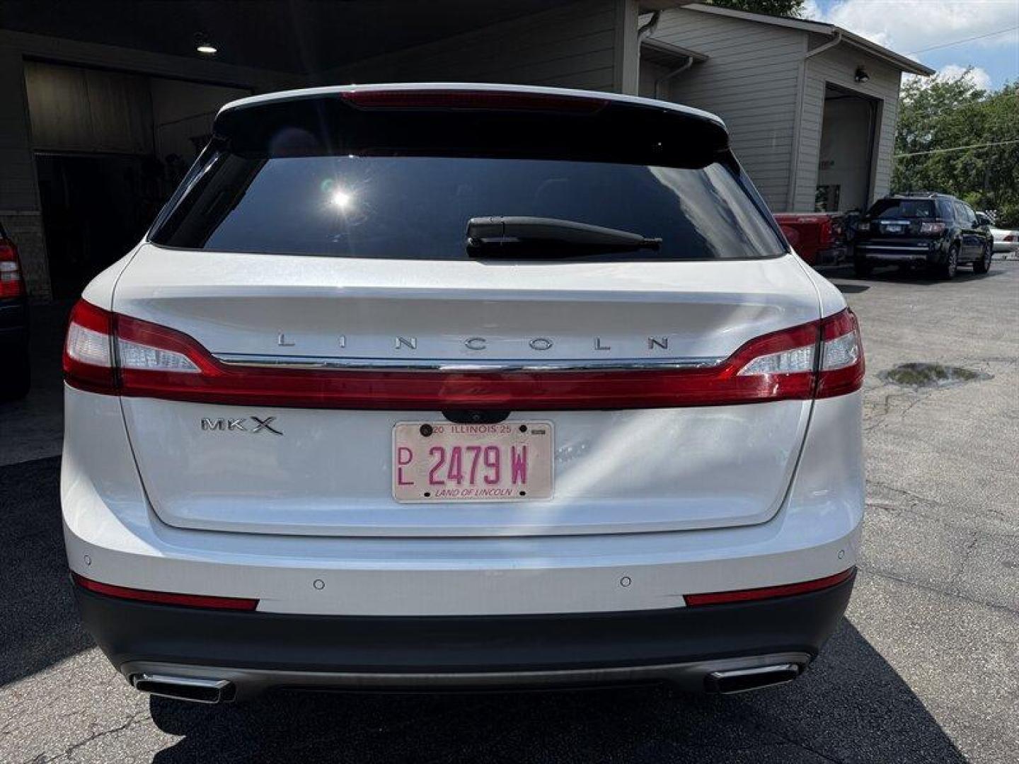 2016 White Platinum Metallic Tri-Coat Lincoln MKX Reserve (2LMTJ6LR2GB) with an 3.7L V6 300hp 280ft. lbs. engine, Automatic transmission, located at 25355 Eames Street, Channahon, IL, 60410, (815) 467-1807, 41.429108, -88.228432 - Welcome to luxury on wheels with the 2016 Lincoln MKX Reserve! This sleek beast is powered by a fierce 3.7L V6 engine, delivering a solid 300hp and 280ft. lbs. of torque. Equipped with the coveted Technology Package, this beauty is loaded with all the bells and whistles you could ever dream of. Sta - Photo#4