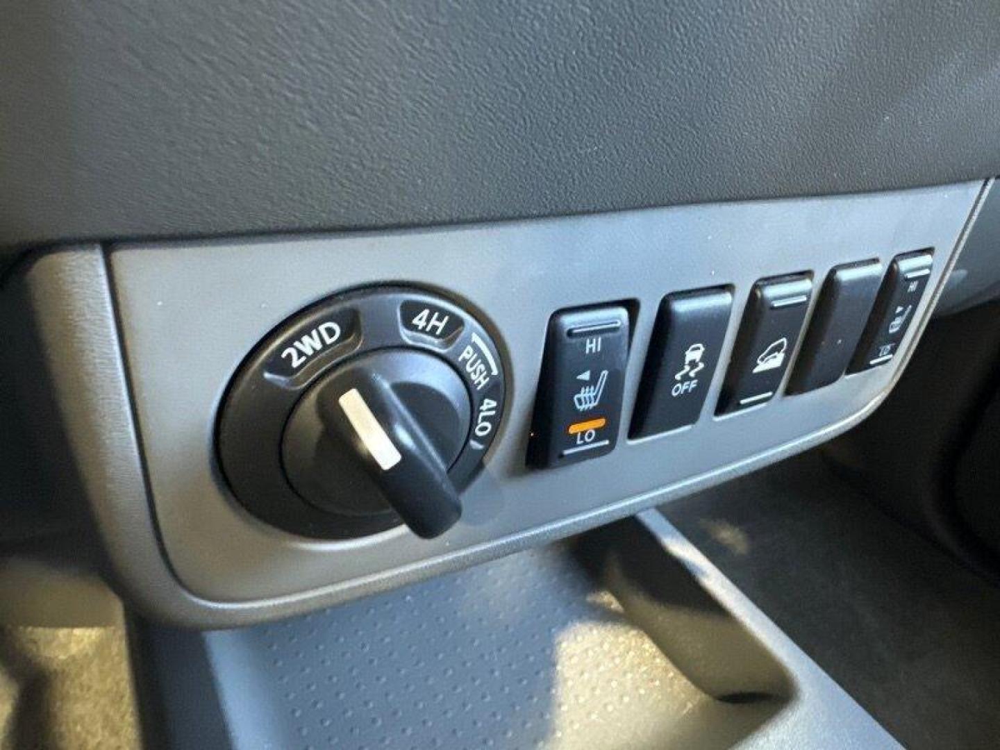 2012 Brilliant Silver Nissan Frontier SL (1N6AD0EV2CC) with an 4.0L V6 261hp 281ft. lbs. engine, Automatic transmission, located at 25355 Eames Street, Channahon, IL, 60410, (815) 467-1807, 41.429108, -88.228432 - Photo#25