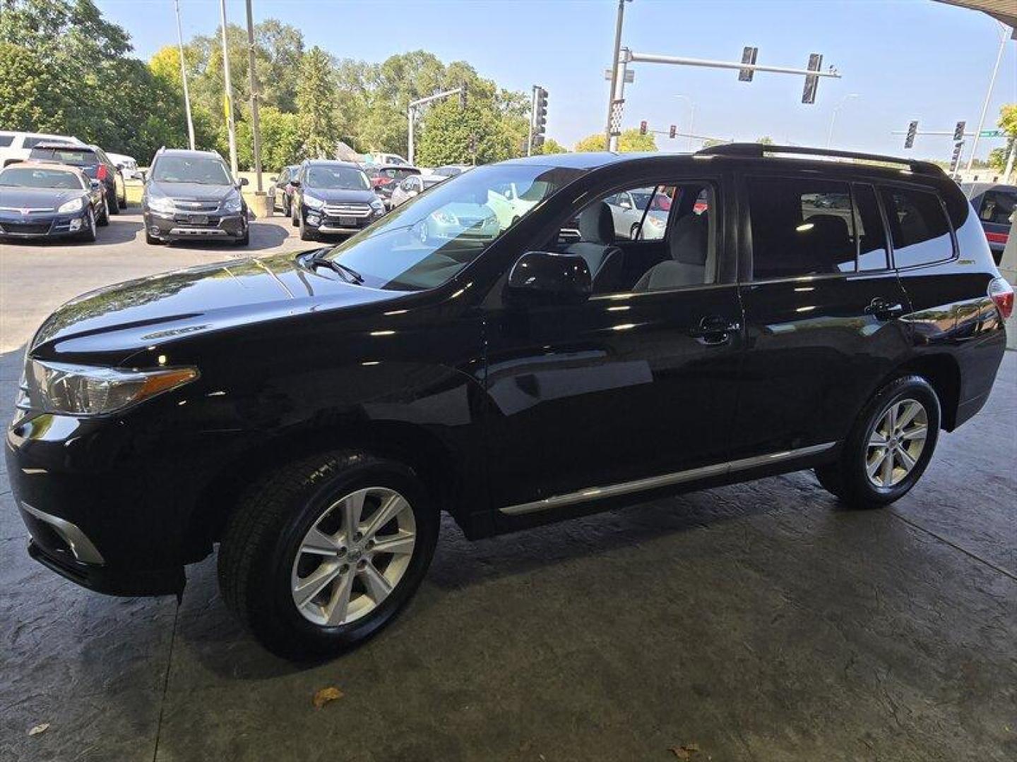 2012 Black Toyota Highlander SE (5TDZA3EH1CS) with an 2.7L I4 187hp 186ft. lbs. engine, Automatic transmission, located at 25355 Eames Street, Channahon, IL, 60410, (815) 467-1807, 41.429108, -88.228432 - Photo#10