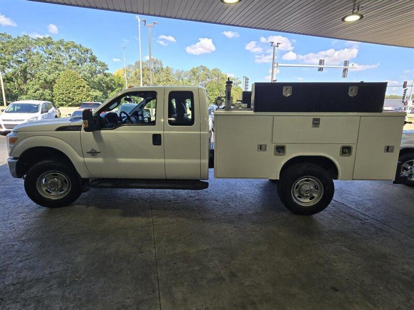 2014 White Ford F-350 Super Duty XLT (1FD8X3FTXEE) with an Power Stroke 6.7L Biodiesel Turbo V8 300hp 660ft. engine, Automatic transmission, located at 25355 Eames Street, Channahon, IL, 60410, (815) 467-1807, 41.429108, -88.228432 - *** FULLY SERVICED, 9 FOOT READING UTILITY BODY WITH A DIESEL TANK IN BACK. *** We are pleased to present to you a 2014 Ford F-350 with a pristine white exterior and a comfortable gray interior. This vehicle is in excellent overall condition and is sure to impress drivers who are looking for a reli - Photo#7