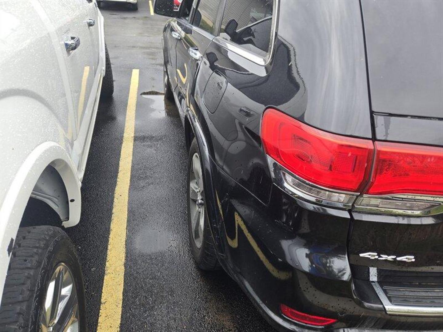 2015 Brilliant Black Crystal Pearl Coat Jeep Grand Cherokee Overland (1C4RJFCG9FC) with an 3.6L V6 290hp 260ft. lbs. engine, Automatic transmission, located at 25355 Eames Street, Channahon, IL, 60410, (815) 467-1807, 41.429108, -88.228432 - ** LOCAL TRADE IN NEEDS AIR SUSPERSION WORK, AS-IS. ***NO FINANCING AVAILABLE. NO SHIPPING AVAILABLE* - Photo#3
