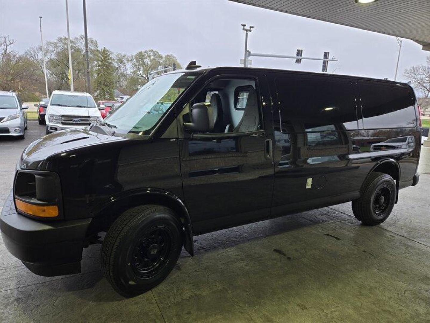 2017 Onyx Black GMC Savana Work Van (1GTW7AFG7H1) with an Vortec 6.0L Flex Fuel V8 342hp 373ft. lbs. engine, Automatic transmission, located at 25355 Eames Street, Channahon, IL, 60410, (815) 467-1807, 41.429108, -88.228432 - Photo#9