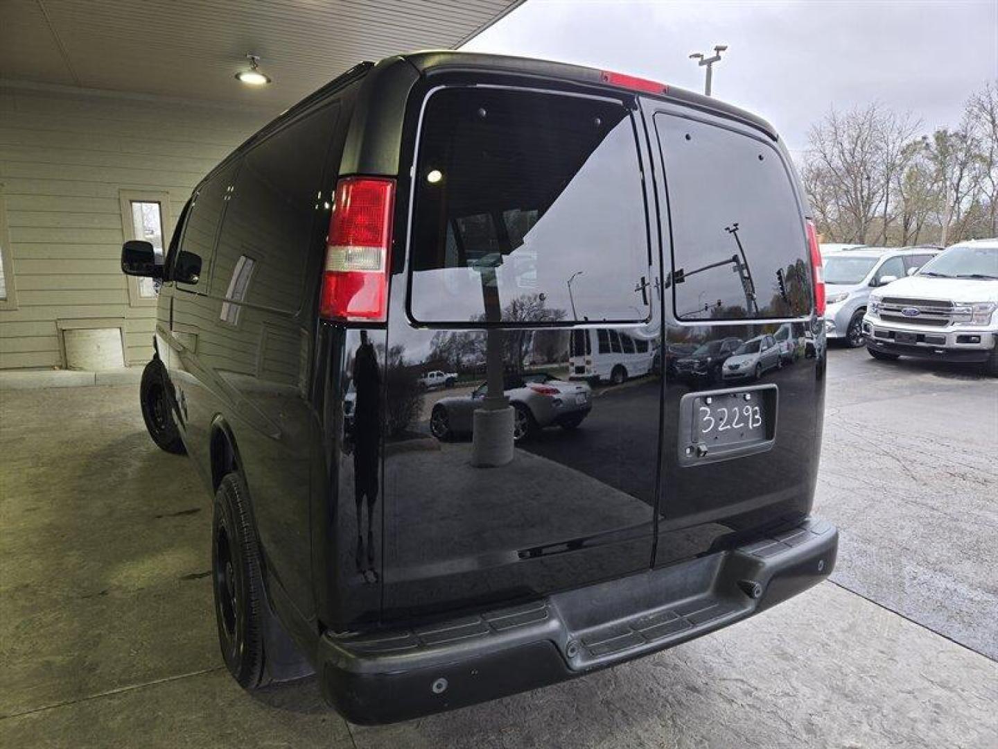 2017 Onyx Black GMC Savana Work Van (1GTW7AFG7H1) with an Vortec 6.0L Flex Fuel V8 342hp 373ft. lbs. engine, Automatic transmission, located at 25355 Eames Street, Channahon, IL, 60410, (815) 467-1807, 41.429108, -88.228432 - Photo#5