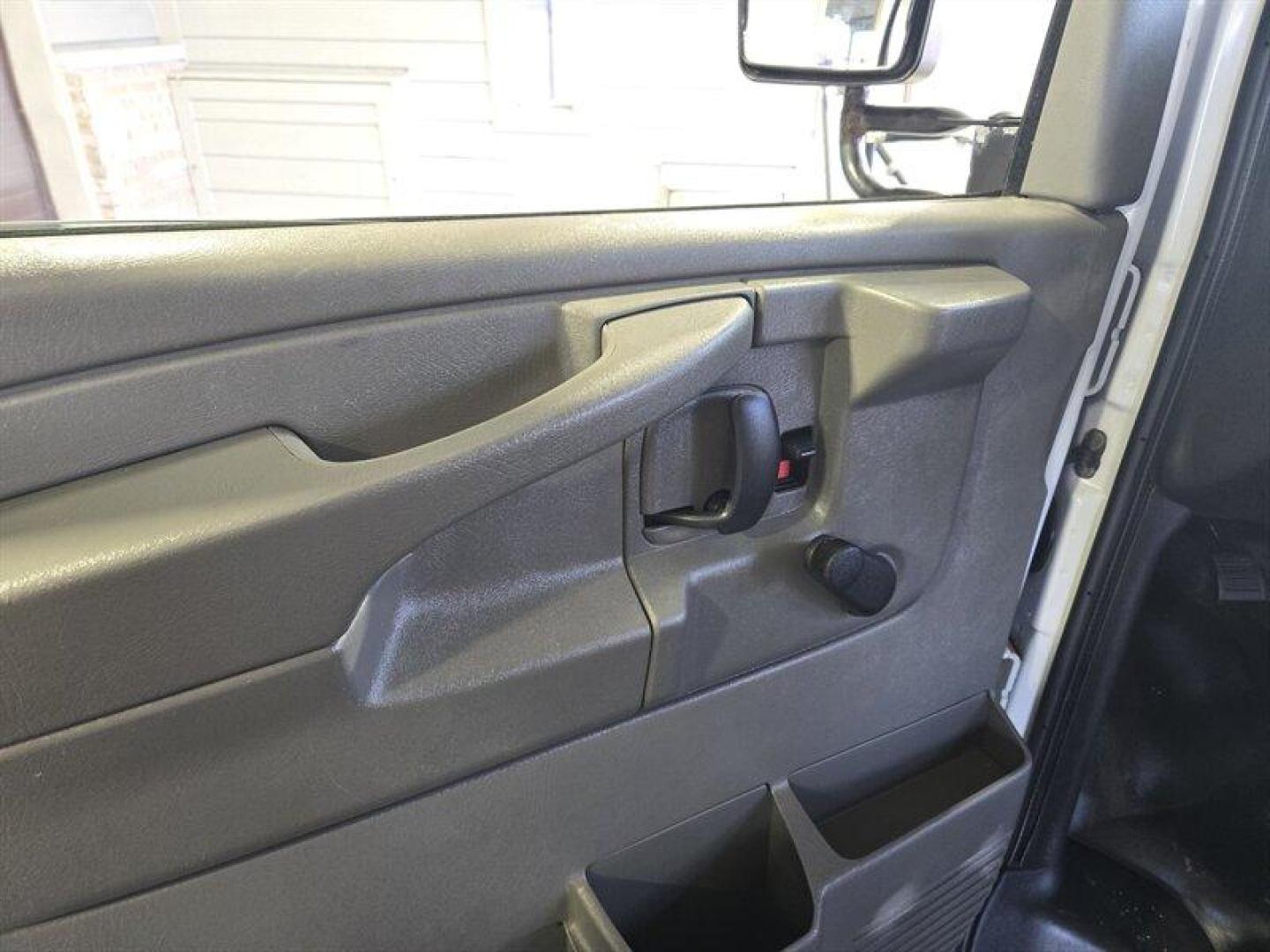 2007 White Chevrolet Express Work Van Cutaway (1GBHG31V171) , Automatic transmission, located at 25355 Eames Street, Channahon, IL, 60410, (815) 467-1807, 41.429108, -88.228432 - Photo#9