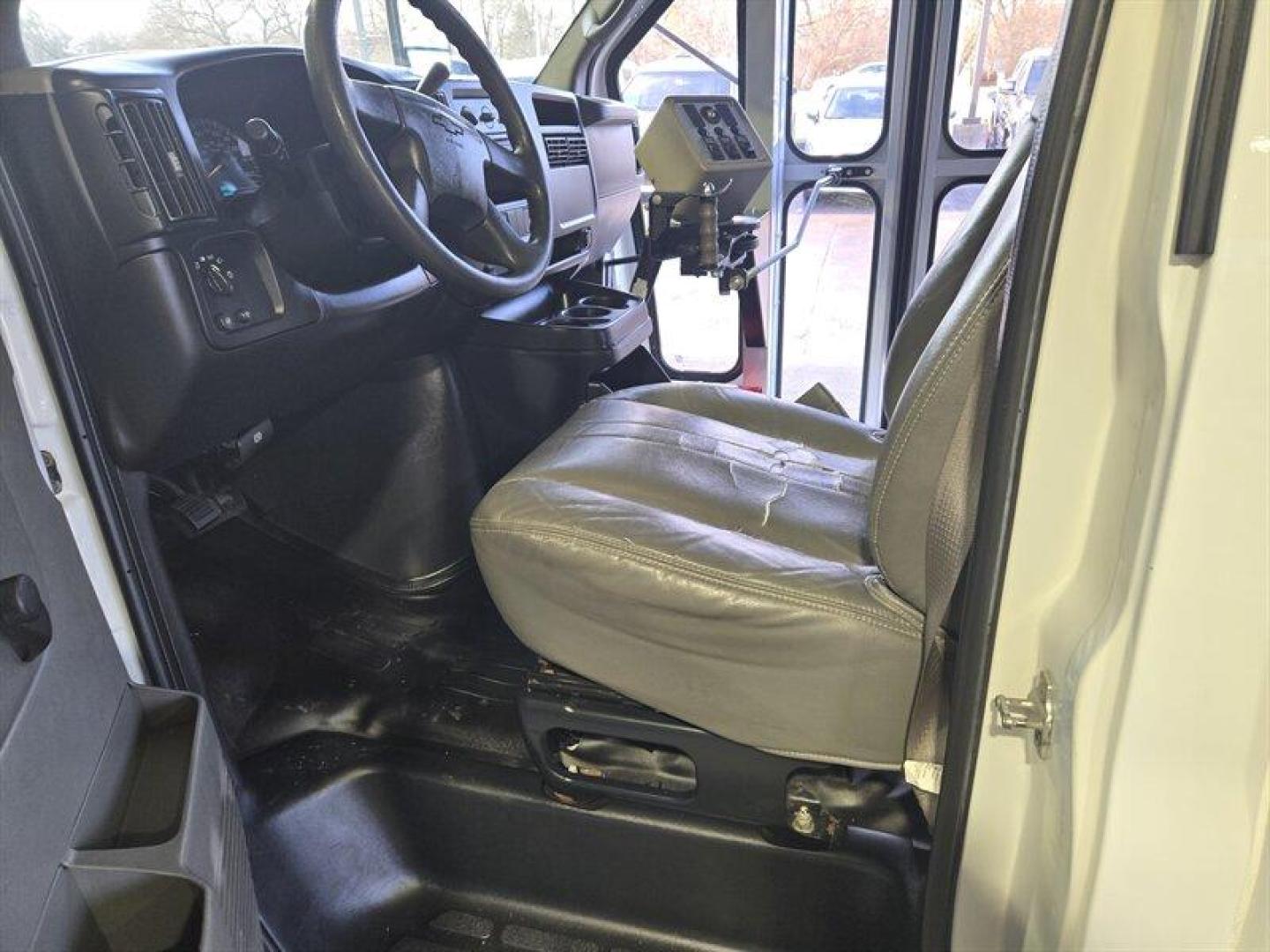 2007 White Chevrolet Express Work Van Cutaway (1GBHG31V171) , Automatic transmission, located at 25355 Eames Street, Channahon, IL, 60410, (815) 467-1807, 41.429108, -88.228432 - Photo#12