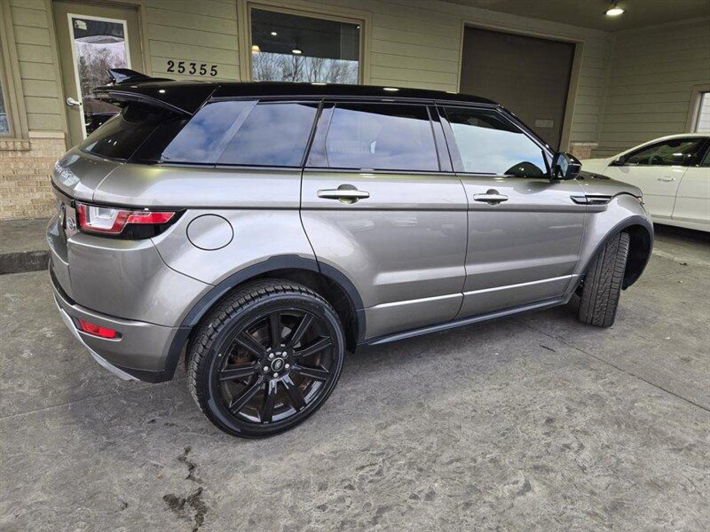 2018 Corris Grey Metallic Land Rover Range Rover Evoque HSE Dynamic (SALVD2SX1JH) with an 2.0L Turbo I4 286hp 295ft. lbs. engine, Automatic transmission, located at 25355 Eames Street, Channahon, IL, 60410, (815) 467-1807, 41.429108, -88.228432 - Photo#3