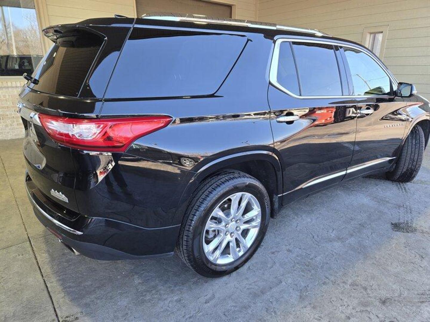 2019 Mosaic Black Metallic Chevrolet Traverse High Country (1GNEVJKW0KJ) with an 3.6L V6 310hp 266ft. lbs. engine, Automatic transmission, located at 25355 Eames Street, Channahon, IL, 60410, (815) 467-1807, 41.429108, -88.228432 - Photo#4