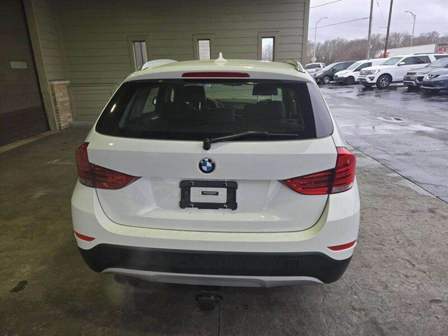 2013 Alpine White BMW X1 xDrive28i (WBAVL1C58DV) with an 2.0L Turbo I4 240hp 260ft. lbs. engine, 8Speed Shiftable Au transmission, located at 25355 Eames Street, Channahon, IL, 60410, (815) 467-1807, 41.429108, -88.228432 - Looking for a powerful and stylish ride that will turn heads on the road? Look no further than the 2013 BMW X1 xDrive28i. This stunning vehicle is powered by a 2.0L Turbo I4 engine that delivers an impressive 240 horsepower and 260 ft. lbs. of torque, giving you the power you need to conquer any roa - Photo#5