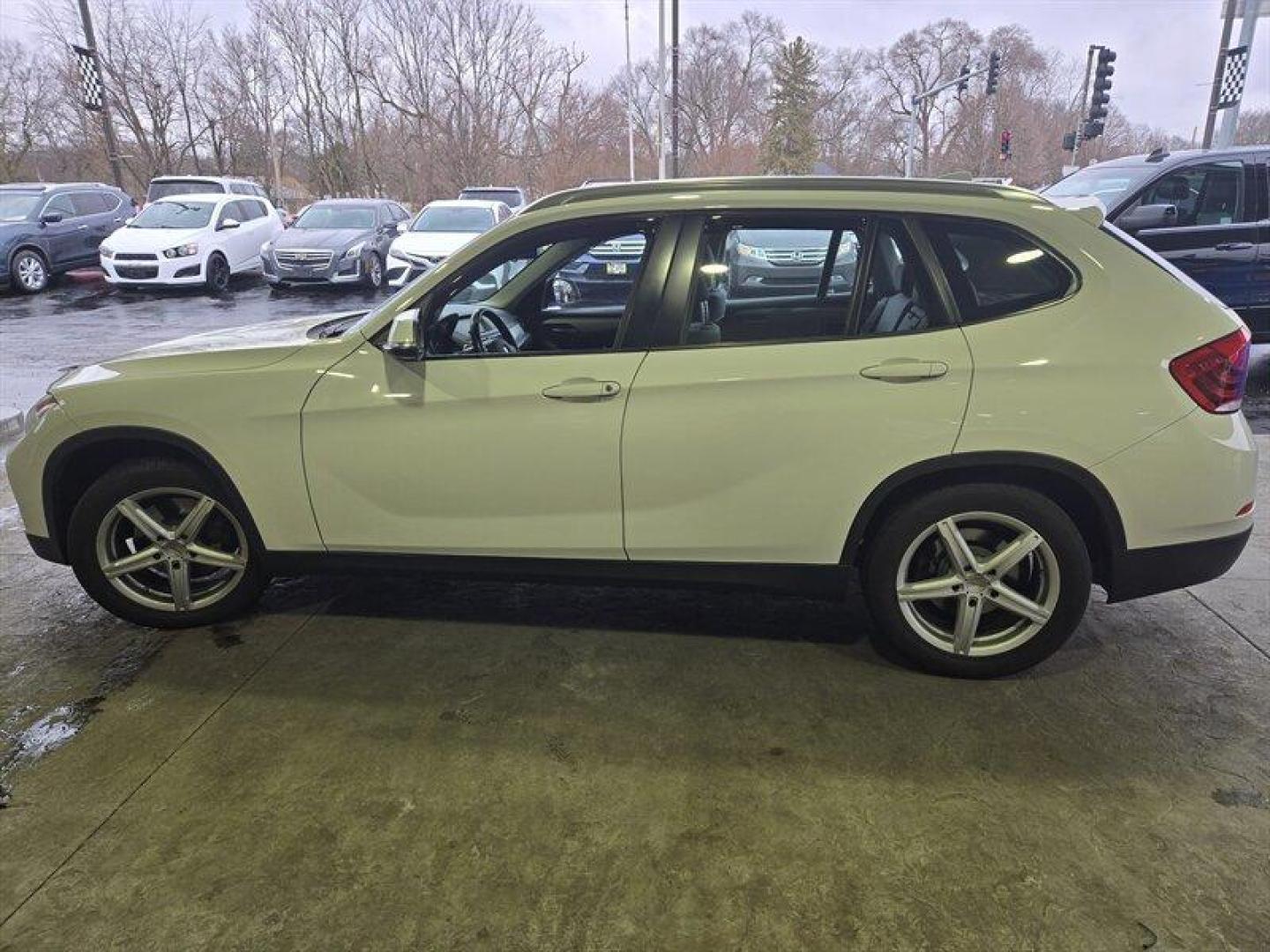 2013 Alpine White BMW X1 xDrive28i (WBAVL1C58DV) with an 2.0L Turbo I4 240hp 260ft. lbs. engine, 8Speed Shiftable Au transmission, located at 25355 Eames Street, Channahon, IL, 60410, (815) 467-1807, 41.429108, -88.228432 - Looking for a powerful and stylish ride that will turn heads on the road? Look no further than the 2013 BMW X1 xDrive28i. This stunning vehicle is powered by a 2.0L Turbo I4 engine that delivers an impressive 240 horsepower and 260 ft. lbs. of torque, giving you the power you need to conquer any roa - Photo#8