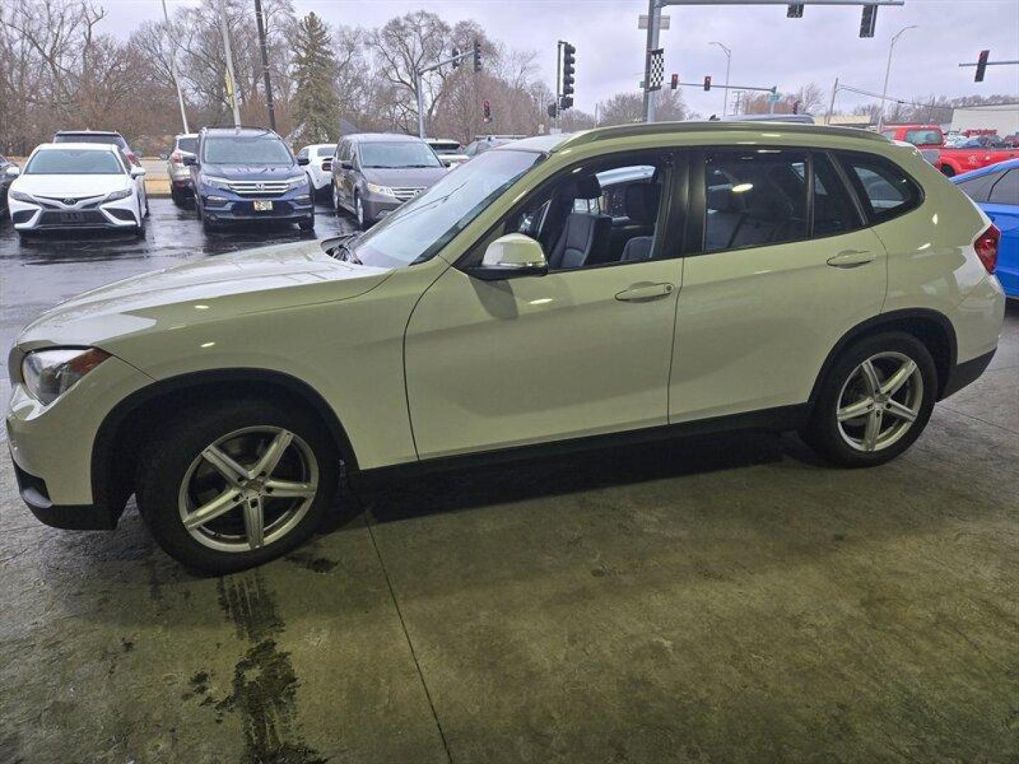 2013 Alpine White BMW X1 xDrive28i (WBAVL1C58DV) with an 2.0L Turbo I4 240hp 260ft. lbs. engine, 8Speed Shiftable Au transmission, located at 25355 Eames Street, Channahon, IL, 60410, (815) 467-1807, 41.429108, -88.228432 - Looking for a powerful and stylish ride that will turn heads on the road? Look no further than the 2013 BMW X1 xDrive28i. This stunning vehicle is powered by a 2.0L Turbo I4 engine that delivers an impressive 240 horsepower and 260 ft. lbs. of torque, giving you the power you need to conquer any roa - Photo#9