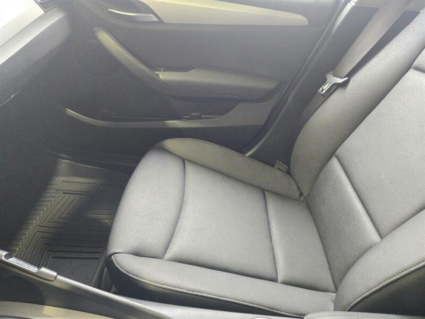 2013 Alpine White BMW X1 xDrive28i (WBAVL1C58DV) with an 2.0L Turbo I4 240hp 260ft. lbs. engine, 8Speed Shiftable Au transmission, located at 25355 Eames Street, Channahon, IL, 60410, (815) 467-1807, 41.429108, -88.228432 - Looking for a powerful and stylish ride that will turn heads on the road? Look no further than the 2013 BMW X1 xDrive28i. This stunning vehicle is powered by a 2.0L Turbo I4 engine that delivers an impressive 240 horsepower and 260 ft. lbs. of torque, giving you the power you need to conquer any roa - Photo#24