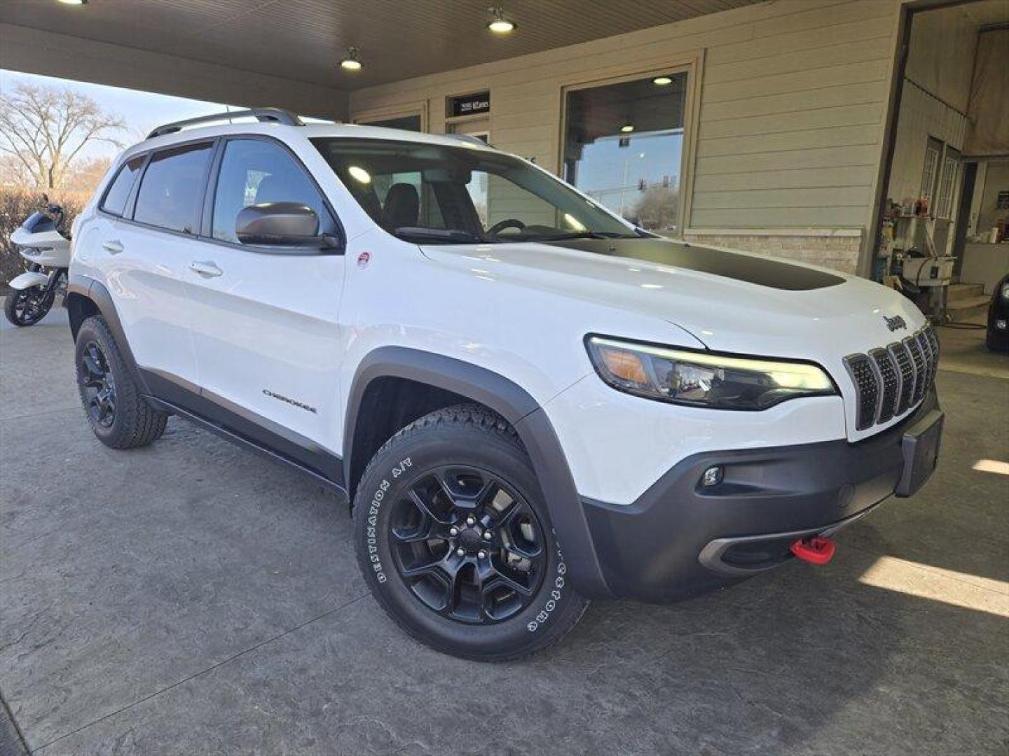 2019 Bright White Clear Coat Jeep Cherokee Trailhawk (1C4PJMBX8KD) with an 3.2L V6 271hp 239ft. lbs. engine, 4WD 9Speed Shiftabl transmission, located at 25355 Eames Street, Channahon, IL, 60410, (815) 467-1807, 41.429108, -88.228432 - Step into adventure with the 2019 Jeep Cherokee Trailhawk. This rugged SUV is equipped with a powerful 3.2L V6 engine, delivering 271hp and 239ft. lbs. of torque for an exhilarating driving experience. The exterior is coated in a striking Bright White Clear Coat, complemented by a sleek Black interi - Photo#0