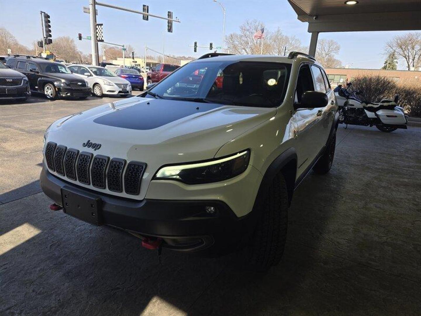 2019 Bright White Clear Coat Jeep Cherokee Trailhawk (1C4PJMBX8KD) with an 3.2L V6 271hp 239ft. lbs. engine, 4WD 9Speed Shiftabl transmission, located at 25355 Eames Street, Channahon, IL, 60410, (815) 467-1807, 41.429108, -88.228432 - Step into adventure with the 2019 Jeep Cherokee Trailhawk. This rugged SUV is equipped with a powerful 3.2L V6 engine, delivering 271hp and 239ft. lbs. of torque for an exhilarating driving experience. The exterior is coated in a striking Bright White Clear Coat, complemented by a sleek Black interi - Photo#11