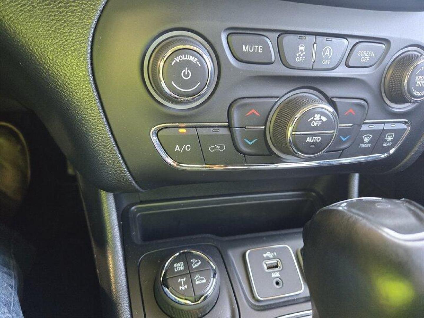 2019 Bright White Clear Coat Jeep Cherokee Trailhawk (1C4PJMBX8KD) with an 3.2L V6 271hp 239ft. lbs. engine, 4WD 9Speed Shiftabl transmission, located at 25355 Eames Street, Channahon, IL, 60410, (815) 467-1807, 41.429108, -88.228432 - Step into adventure with the 2019 Jeep Cherokee Trailhawk. This rugged SUV is equipped with a powerful 3.2L V6 engine, delivering 271hp and 239ft. lbs. of torque for an exhilarating driving experience. The exterior is coated in a striking Bright White Clear Coat, complemented by a sleek Black interi - Photo#25