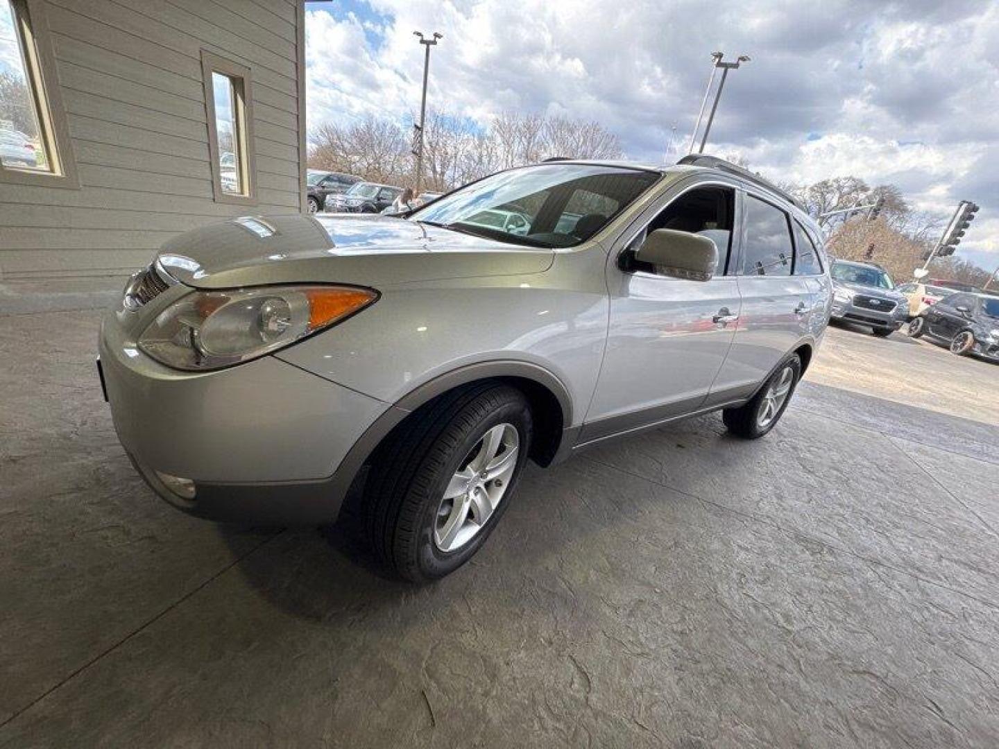 2007 Liquid Silver Hyundai Veracruz Limited (KM8NU13C27U) with an 3.8L V6 260hp 257ft. lbs. engine, 6Speed Shiftable Au transmission, located at 25355 Eames Street, Channahon, IL, 60410, (815) 467-1807, 41.429108, -88.228432 - Photo#7
