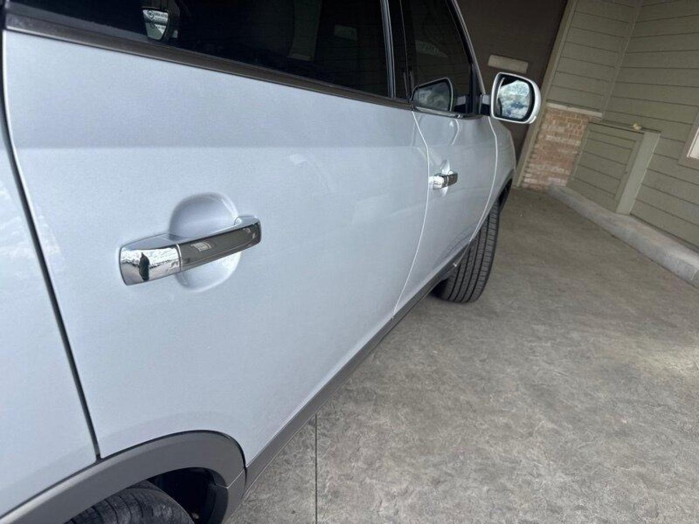 2007 Liquid Silver Hyundai Veracruz Limited (KM8NU13C27U) with an 3.8L V6 260hp 257ft. lbs. engine, 6Speed Shiftable Au transmission, located at 25355 Eames Street, Channahon, IL, 60410, (815) 467-1807, 41.429108, -88.228432 - Photo#10