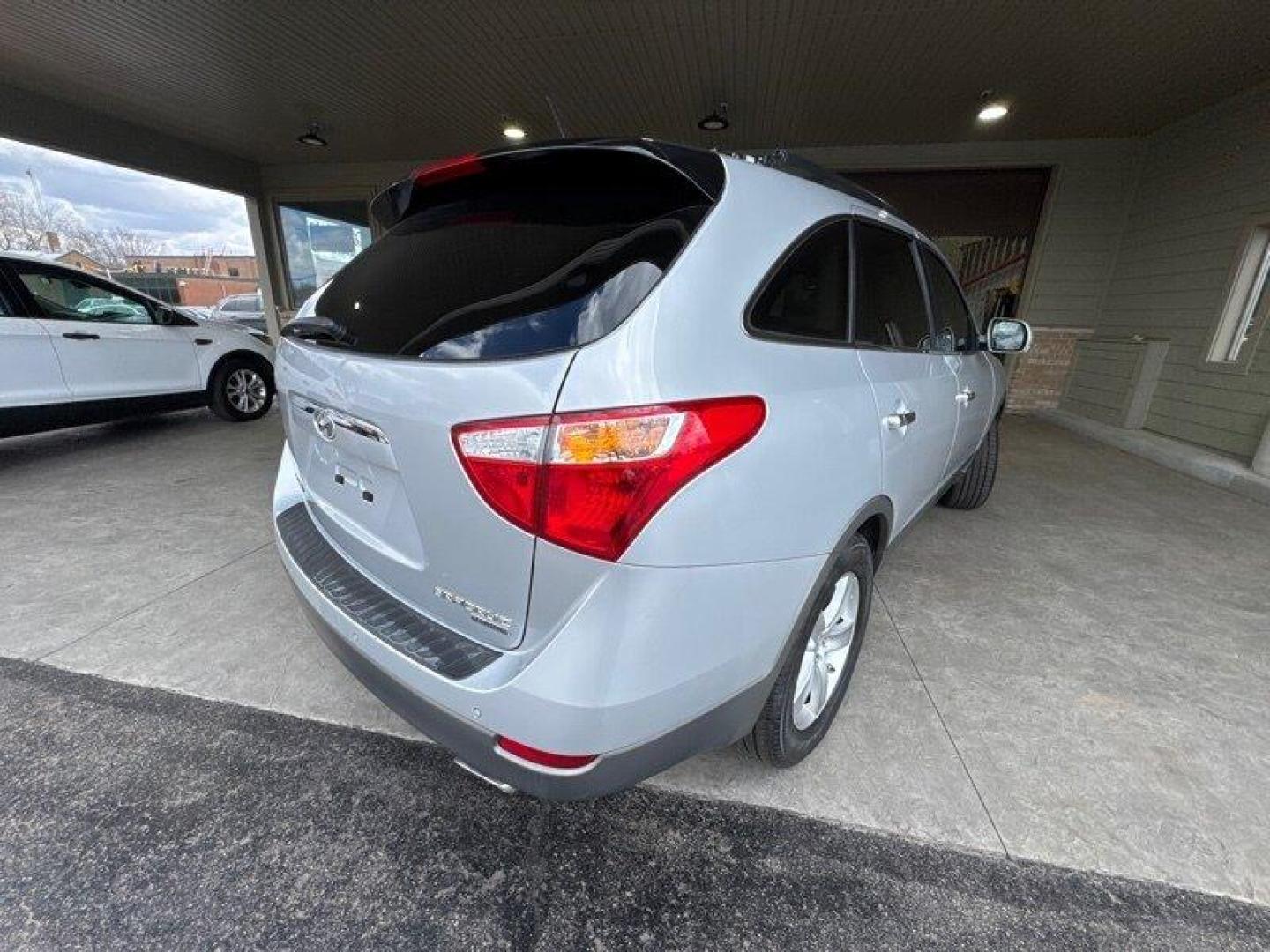 2007 Liquid Silver Hyundai Veracruz Limited (KM8NU13C27U) with an 3.8L V6 260hp 257ft. lbs. engine, 6Speed Shiftable Au transmission, located at 25355 Eames Street, Channahon, IL, 60410, (815) 467-1807, 41.429108, -88.228432 - Photo#3