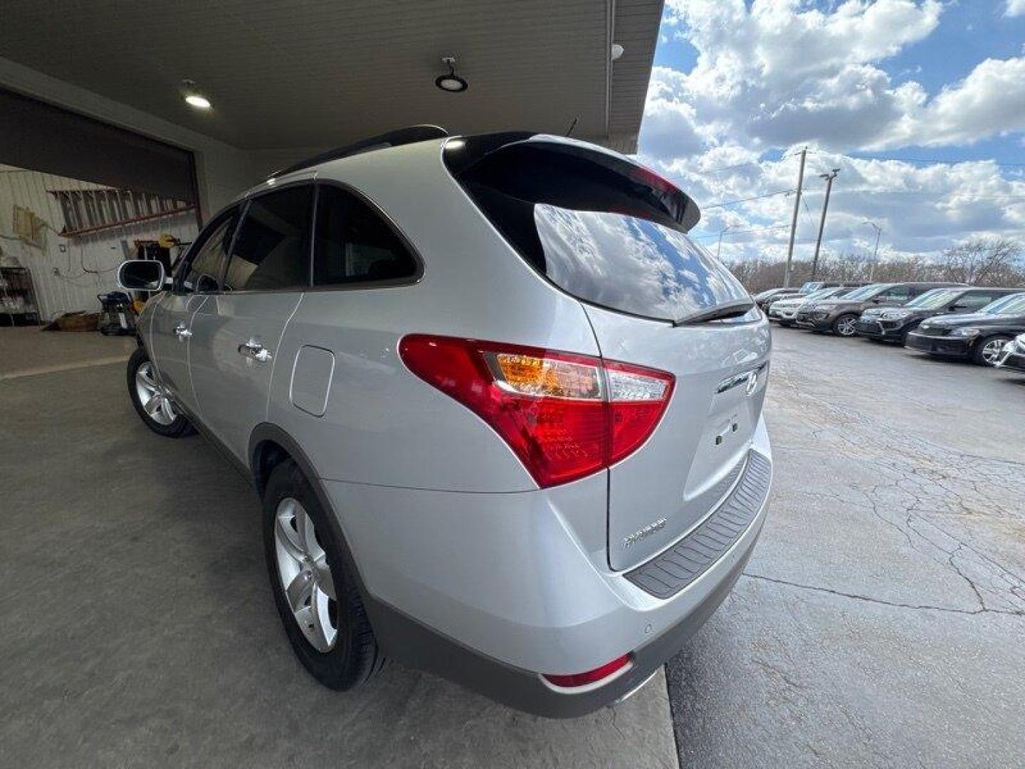 2007 Liquid Silver Hyundai Veracruz Limited (KM8NU13C27U) with an 3.8L V6 260hp 257ft. lbs. engine, 6Speed Shiftable Au transmission, located at 25355 Eames Street, Channahon, IL, 60410, (815) 467-1807, 41.429108, -88.228432 - Photo#5