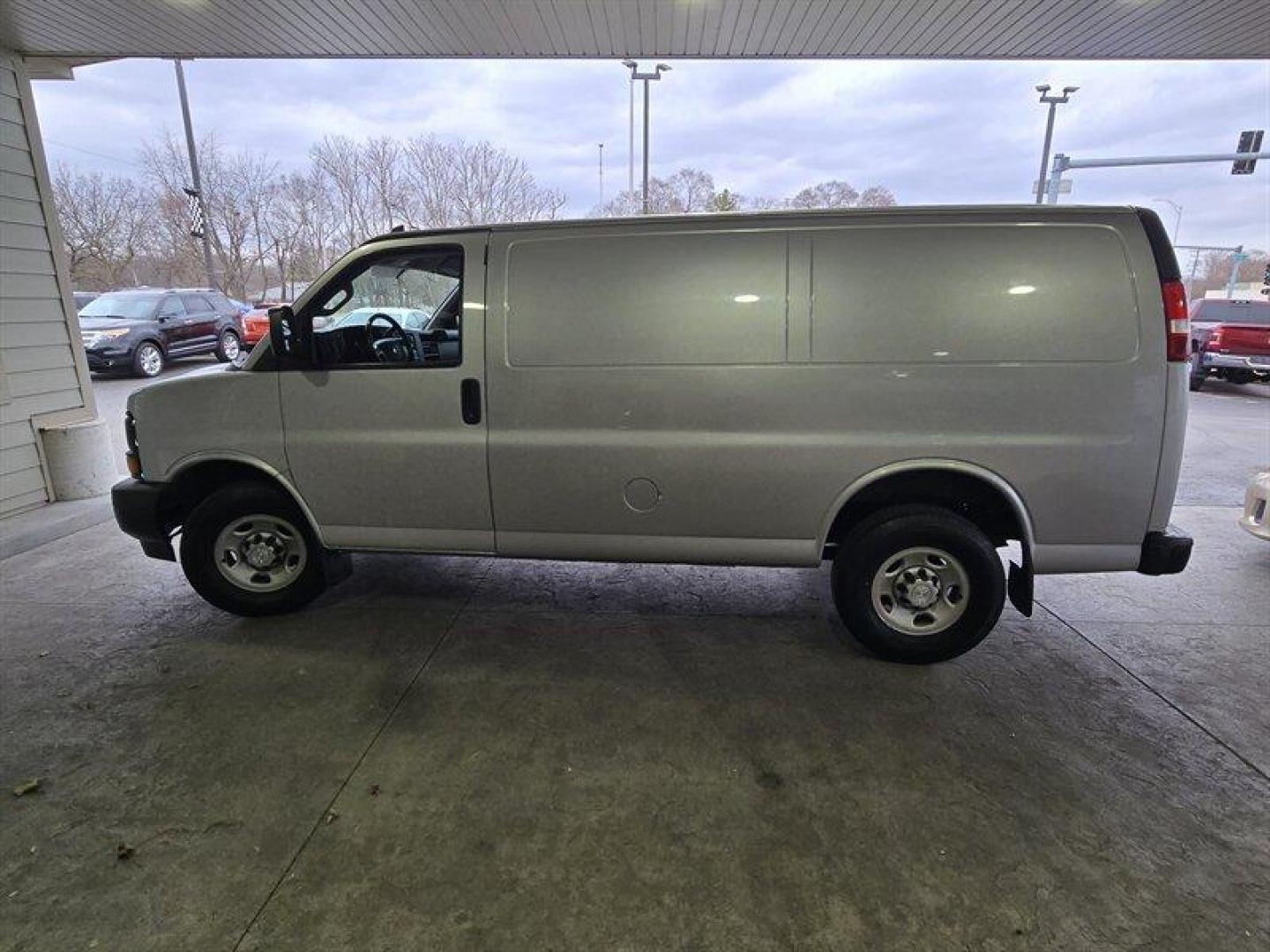 2017 Silver Ice Metallic Chevrolet Express Work Van Cargo (1GCWGAFF5H1) with an Vortec 4.8L V8 285hp 295ft. lbs. engine, 6-Speed Shiftable Au transmission, located at 25355 Eames Street, Channahon, IL, 60410, (815) 467-1807, 41.429108, -88.228432 - Photo#9