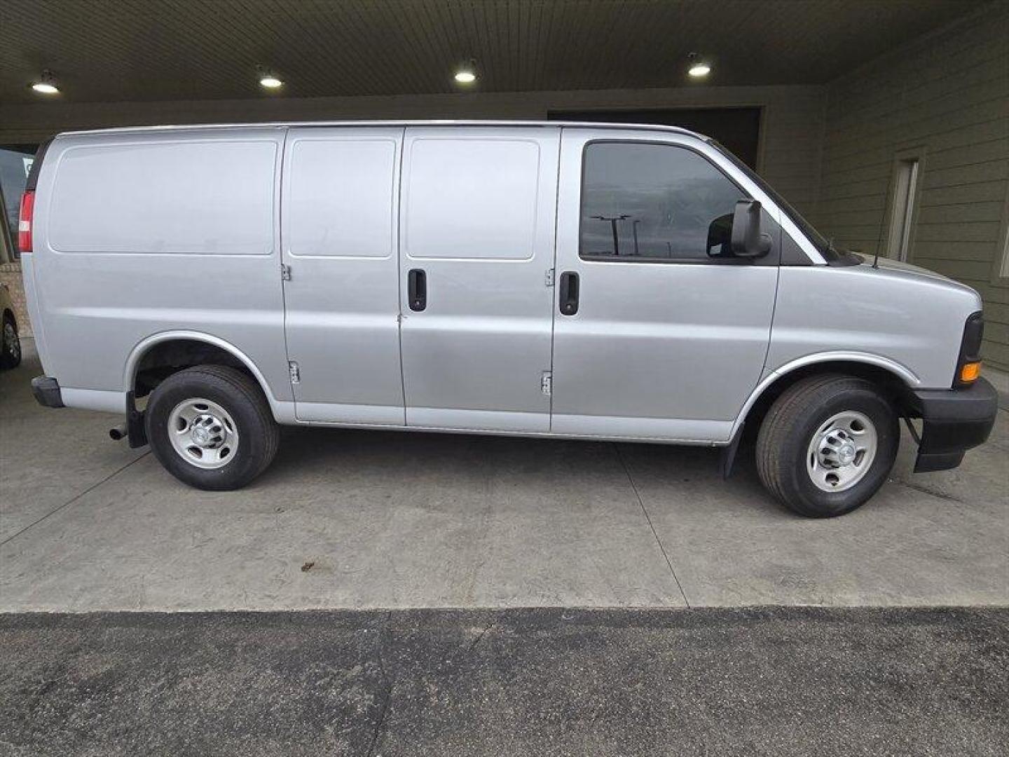 2017 Silver Ice Metallic Chevrolet Express Work Van Cargo (1GCWGAFF5H1) with an Vortec 4.8L V8 285hp 295ft. lbs. engine, 6-Speed Shiftable Au transmission, located at 25355 Eames Street, Channahon, IL, 60410, (815) 467-1807, 41.429108, -88.228432 - Photo#2
