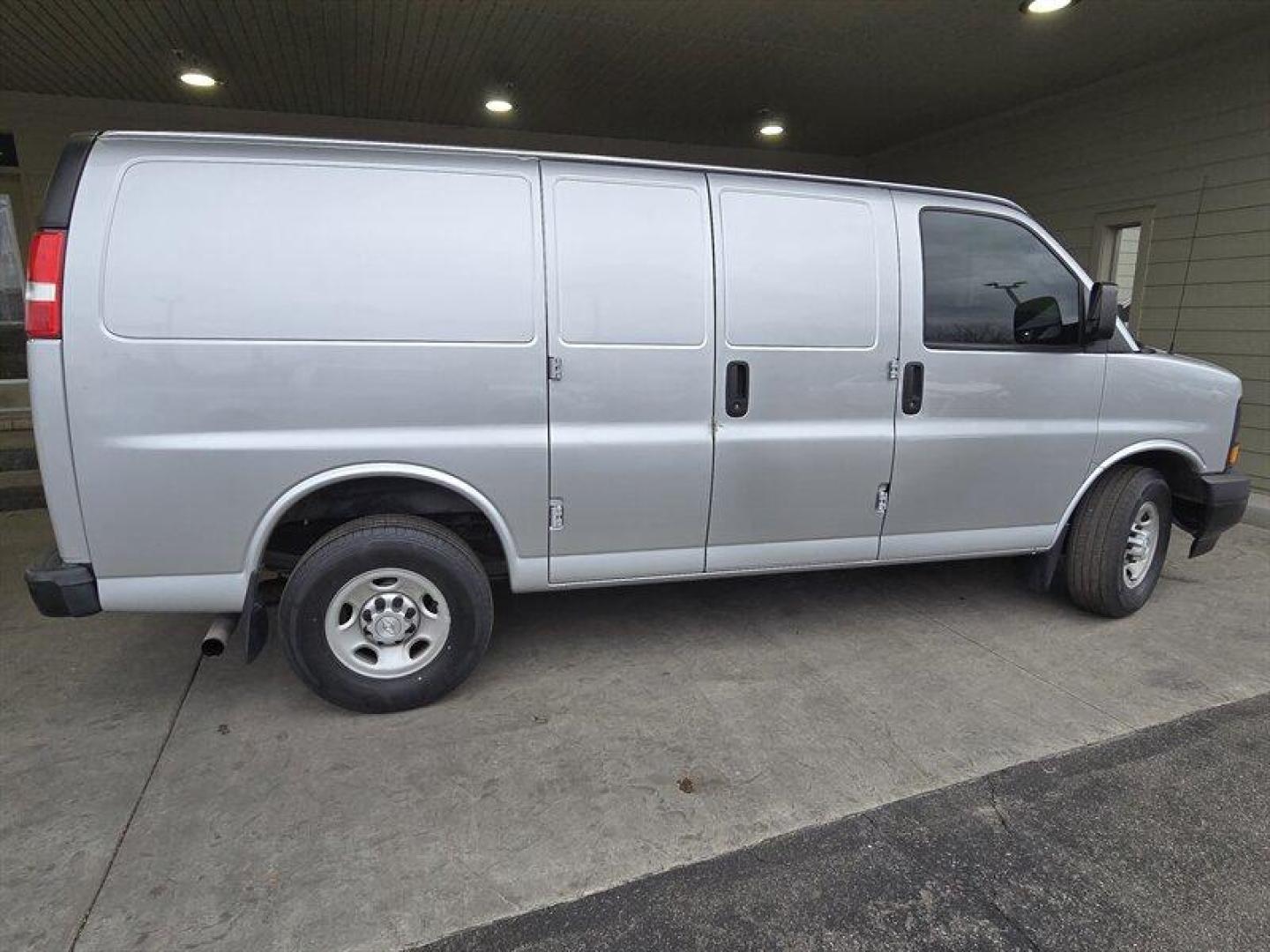 2017 Silver Ice Metallic Chevrolet Express Work Van Cargo (1GCWGAFF5H1) with an Vortec 4.8L V8 285hp 295ft. lbs. engine, 6-Speed Shiftable Au transmission, located at 25355 Eames Street, Channahon, IL, 60410, (815) 467-1807, 41.429108, -88.228432 - Photo#3