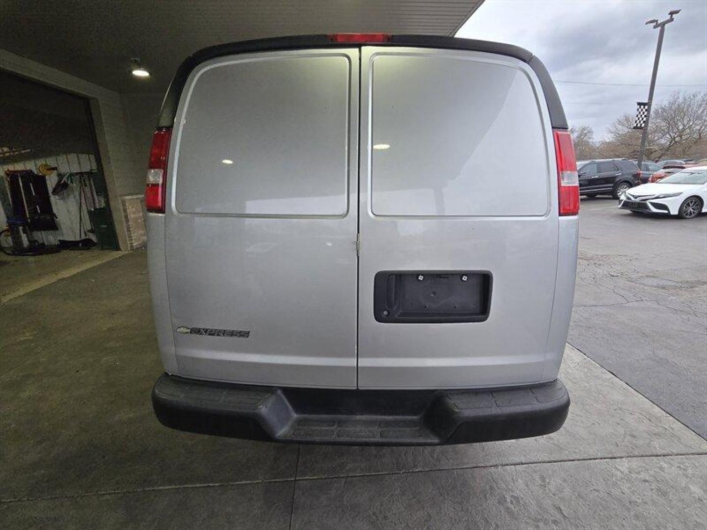 2017 Silver Ice Metallic Chevrolet Express Work Van Cargo (1GCWGAFF5H1) with an Vortec 4.8L V8 285hp 295ft. lbs. engine, 6-Speed Shiftable Au transmission, located at 25355 Eames Street, Channahon, IL, 60410, (815) 467-1807, 41.429108, -88.228432 - Photo#6
