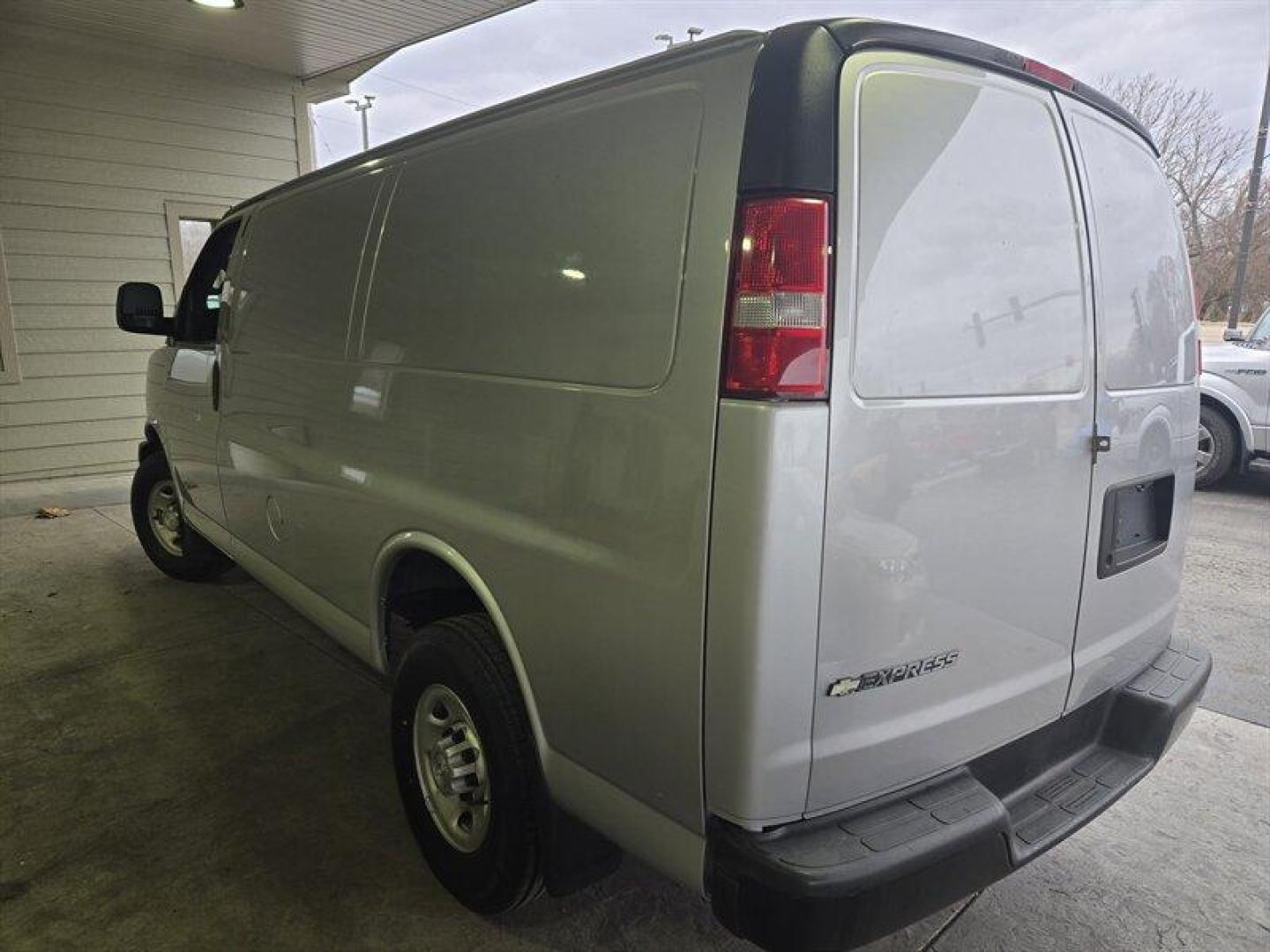 2017 Silver Ice Metallic Chevrolet Express Work Van Cargo (1GCWGAFF5H1) with an Vortec 4.8L V8 285hp 295ft. lbs. engine, 6-Speed Shiftable Au transmission, located at 25355 Eames Street, Channahon, IL, 60410, (815) 467-1807, 41.429108, -88.228432 - Photo#7