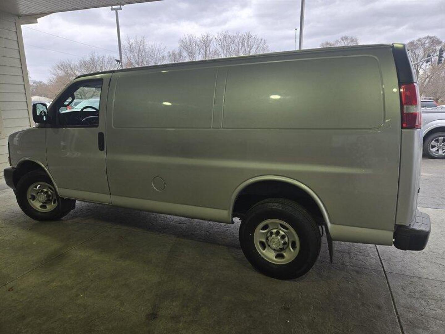 2017 Silver Ice Metallic Chevrolet Express Work Van Cargo (1GCWGAFF5H1) with an Vortec 4.8L V8 285hp 295ft. lbs. engine, 6-Speed Shiftable Au transmission, located at 25355 Eames Street, Channahon, IL, 60410, (815) 467-1807, 41.429108, -88.228432 - Photo#8