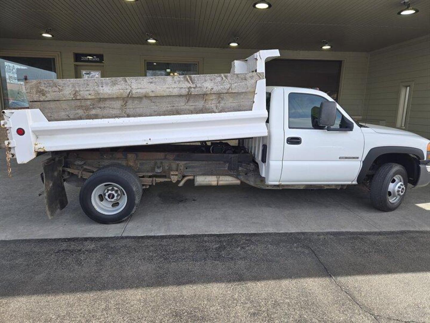 2007 White GMC Sierra 3500 Work Truck (1GDJC34U67E) with an 6.0 engine, located at 25355 Eames Street, Channahon, IL, 60410, (815) 467-1807, 41.429108, -88.228432 - ** HENDERSON DUMP BODY, BOX A LITTLE RUSTY BUT THE TRUCK WILL STILL GET THE JOB DONE. ** This 2007 GMC Sierra 3500 comes equipped with a powerful 6.0 engine that ensures reliable performance. The exterior is a sleek White color, complemented by a stylish Gray interior. With its low mileage of below - Photo#4