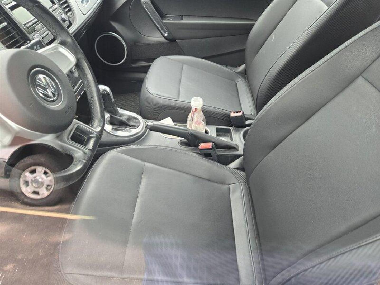 2012 Reflex Silver Metallic Volkswagen Beetle-Classic 2.5L (3VWJP7AT7CM) with an 2.5L I5 170hp 177ft. lbs. PZEV engine, Automatic transmission, located at 25355 Eames Street, Channahon, IL, 60410, (815) 467-1807, 41.429108, -88.228432 - ** LOCAL TRADE IN BEING SOLD AS-IS, HOOD LATCH BROKEN, NEEDS TIRES, BRAKES, AND SHOCKS. ** - Photo#4