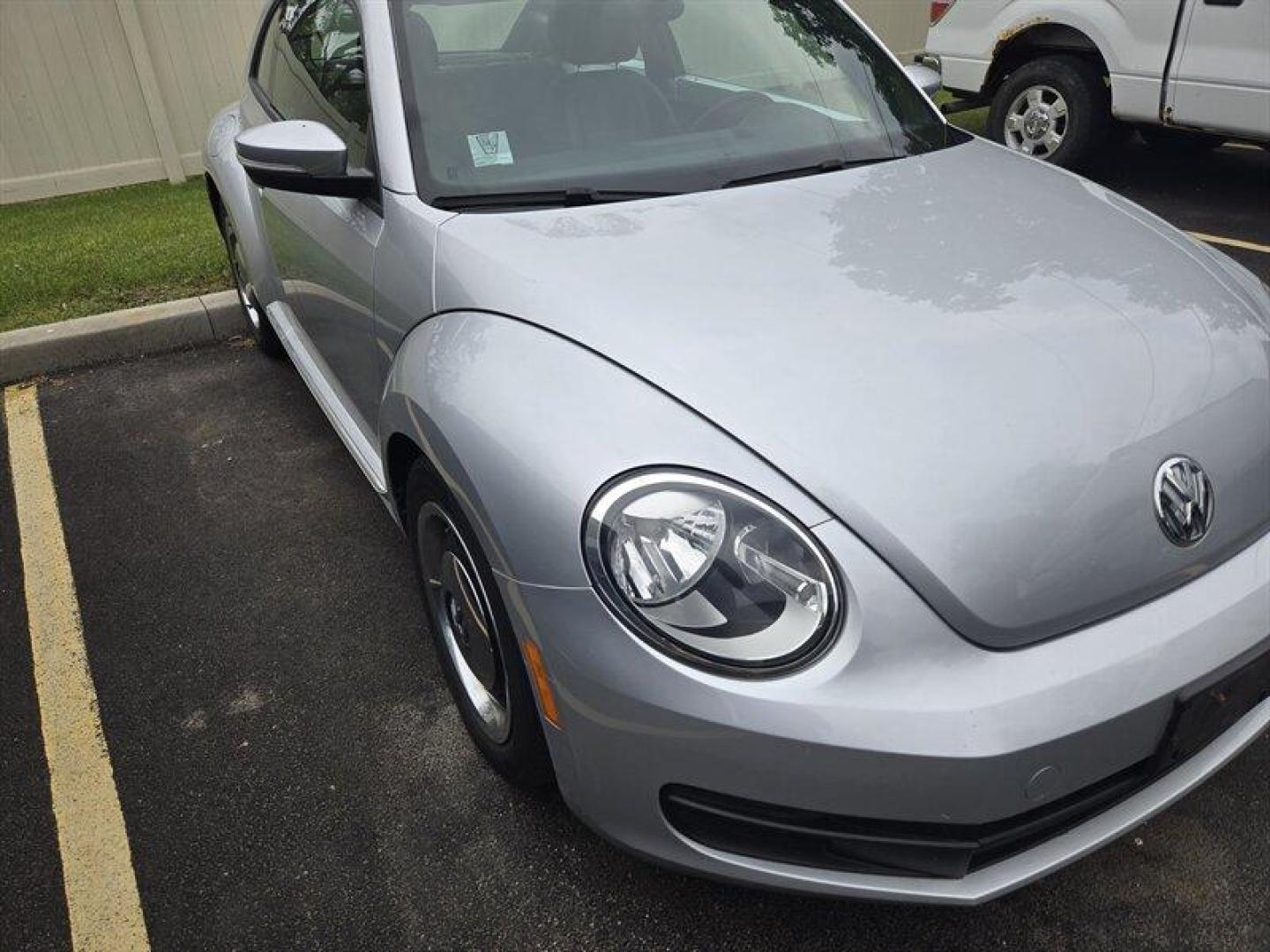 2012 Reflex Silver Metallic Volkswagen Beetle-Classic 2.5L (3VWJP7AT7CM) with an 2.5L I5 170hp 177ft. lbs. PZEV engine, Automatic transmission, located at 25355 Eames Street, Channahon, IL, 60410, (815) 467-1807, 41.429108, -88.228432 - ** LOCAL TRADE IN BEING SOLD AS-IS, HOOD LATCH BROKEN, NEEDS TIRES, BRAKES, AND SHOCKS. ** - Photo#3