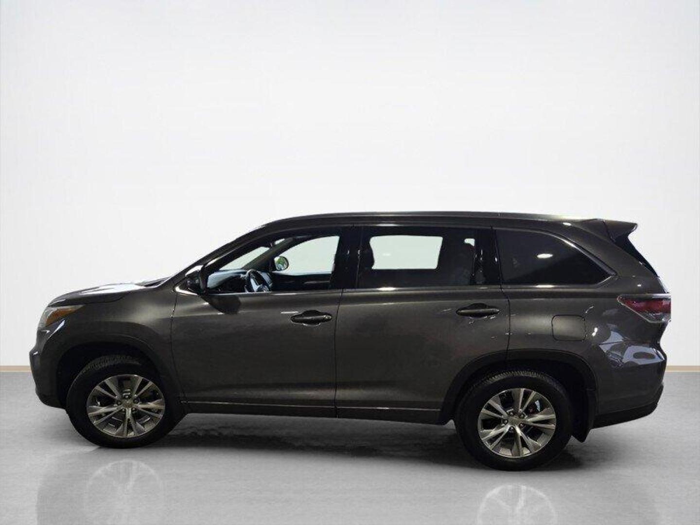 2015 Predawn Gray Mica Toyota Highlander XLE V6 (5TDJKRFH5FS) with an 3.5L V6 270hp 248ft. lbs. engine, Automatic transmission, located at 25355 Eames Street, Channahon, IL, 60410, (815) 467-1807, 41.429108, -88.228432 - Conquer the roads in this powerhouse of a machine - the 2015 Toyota Highlander XLE! Equipped with a robust 3.5L V6 engine, delivering a heart-pounding 270hp and 248ft. lbs. of torque, this SUV is built for thrill-seekers and adventurers alike. Step inside the lap of luxury with the Black interior, - Photo#6