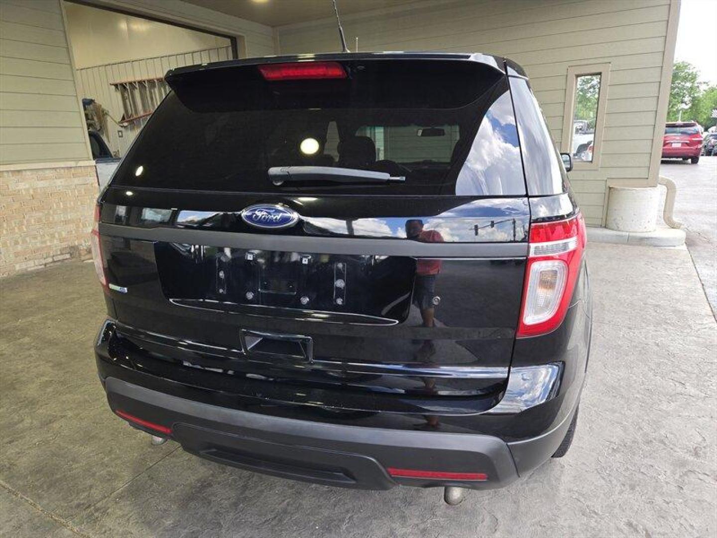 2015 Ebony Ford Explorer (1FM5K8ARXFG) with an 3.7L V6 304hp 279ft. lbs. engine, Automatic transmission, located at 25355 Eames Street, Channahon, IL, 60410, (815) 467-1807, 41.429108, -88.228432 - Looking for a vehicle that commands respect on the road? Look no further than this 2015 Ford Explorer Police Interceptor Utility in sleek Shadow Black exterior and Charcoal Black interior. Powered by a robust 3.7L V6 engine pumping out 304hp and 279ft. lbs. of torque, this beast means business. Whe - Photo#4