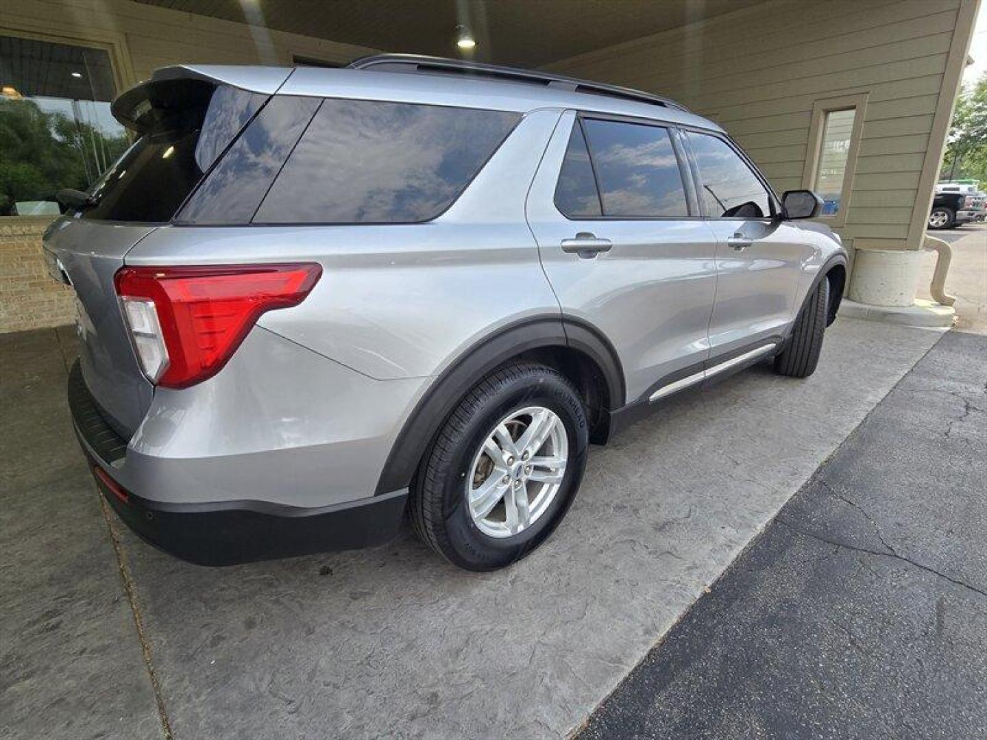 2022 Iconic Silver Ford Explorer XLT (1FMSK7DH9NG) with an EcoBoost 2.3L Turbo I4 300hp 310ft. lbs. engine, Automatic transmission, located at 25355 Eames Street, Channahon, IL, 60410, (815) 467-1807, 41.429108, -88.228432 - Introducing the exceptional 2022 Ford Explorer XLT, a pinnacle of power, style, and innovation! Beneath its sleek Iconic Silver exterior lies a potent EcoBoost 2.3L Turbo I4 engine, delivering an impressive 300hp and 310ft. lbs. of torque for an exhilarating driving experience. Step inside the luxu - Photo#3