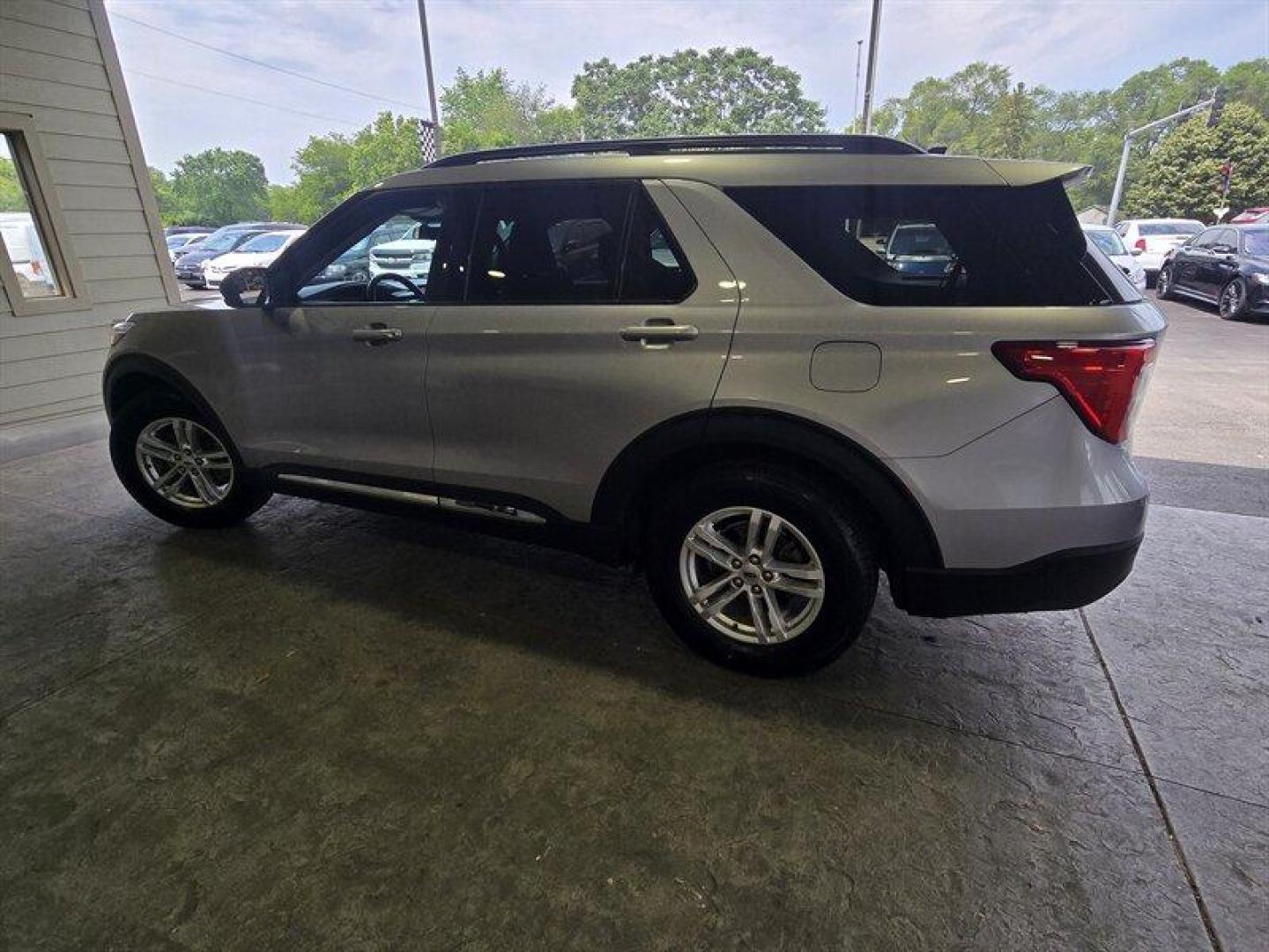 2022 Iconic Silver Ford Explorer XLT (1FMSK7DH9NG) with an EcoBoost 2.3L Turbo I4 300hp 310ft. lbs. engine, Automatic transmission, located at 25355 Eames Street, Channahon, IL, 60410, (815) 467-1807, 41.429108, -88.228432 - Introducing the exceptional 2022 Ford Explorer XLT, a pinnacle of power, style, and innovation! Beneath its sleek Iconic Silver exterior lies a potent EcoBoost 2.3L Turbo I4 engine, delivering an impressive 300hp and 310ft. lbs. of torque for an exhilarating driving experience. Step inside the luxu - Photo#6
