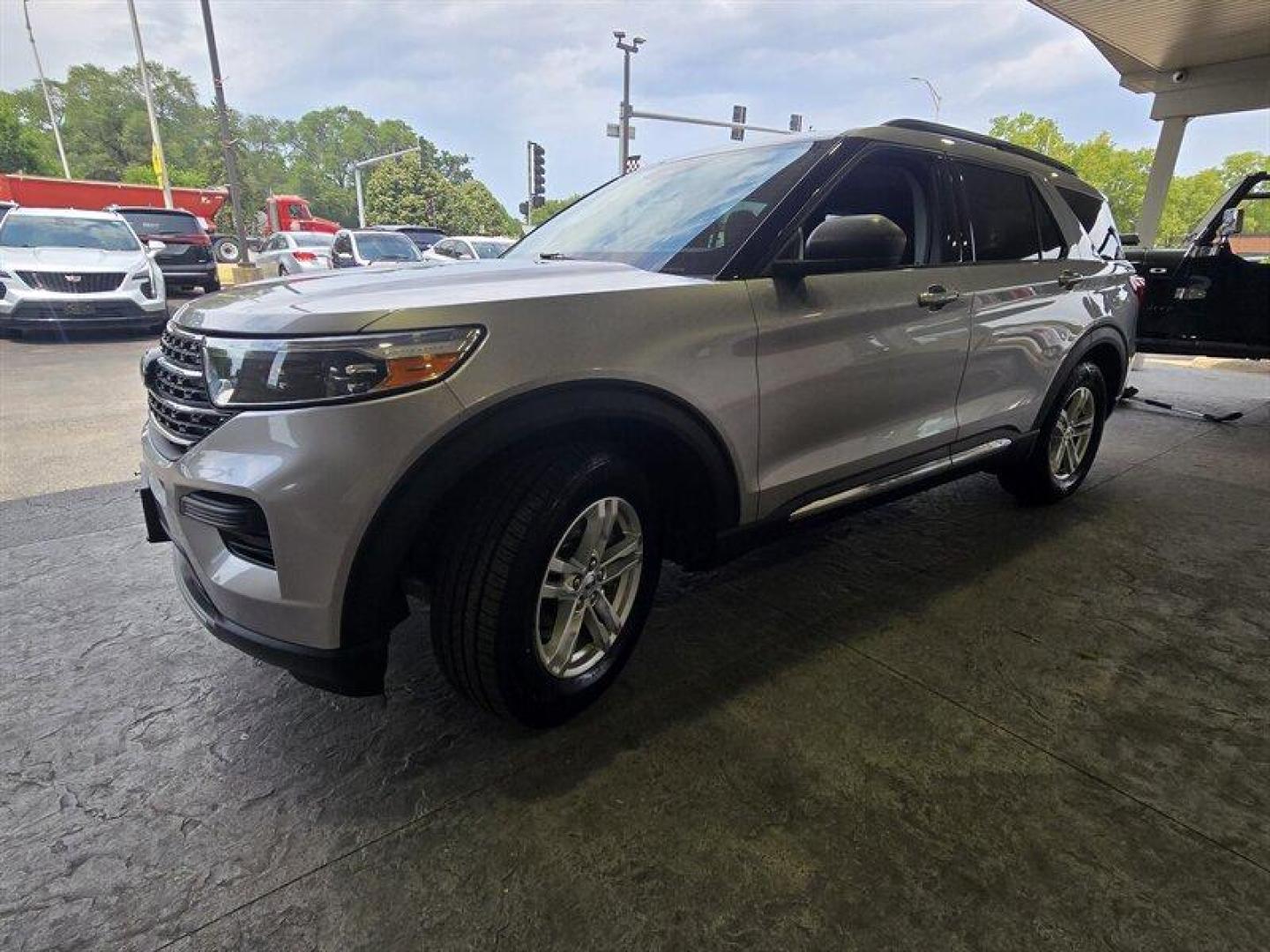 2022 Iconic Silver Ford Explorer XLT (1FMSK7DH9NG) with an EcoBoost 2.3L Turbo I4 300hp 310ft. lbs. engine, Automatic transmission, located at 25355 Eames Street, Channahon, IL, 60410, (815) 467-1807, 41.429108, -88.228432 - Introducing the exceptional 2022 Ford Explorer XLT, a pinnacle of power, style, and innovation! Beneath its sleek Iconic Silver exterior lies a potent EcoBoost 2.3L Turbo I4 engine, delivering an impressive 300hp and 310ft. lbs. of torque for an exhilarating driving experience. Step inside the luxu - Photo#7