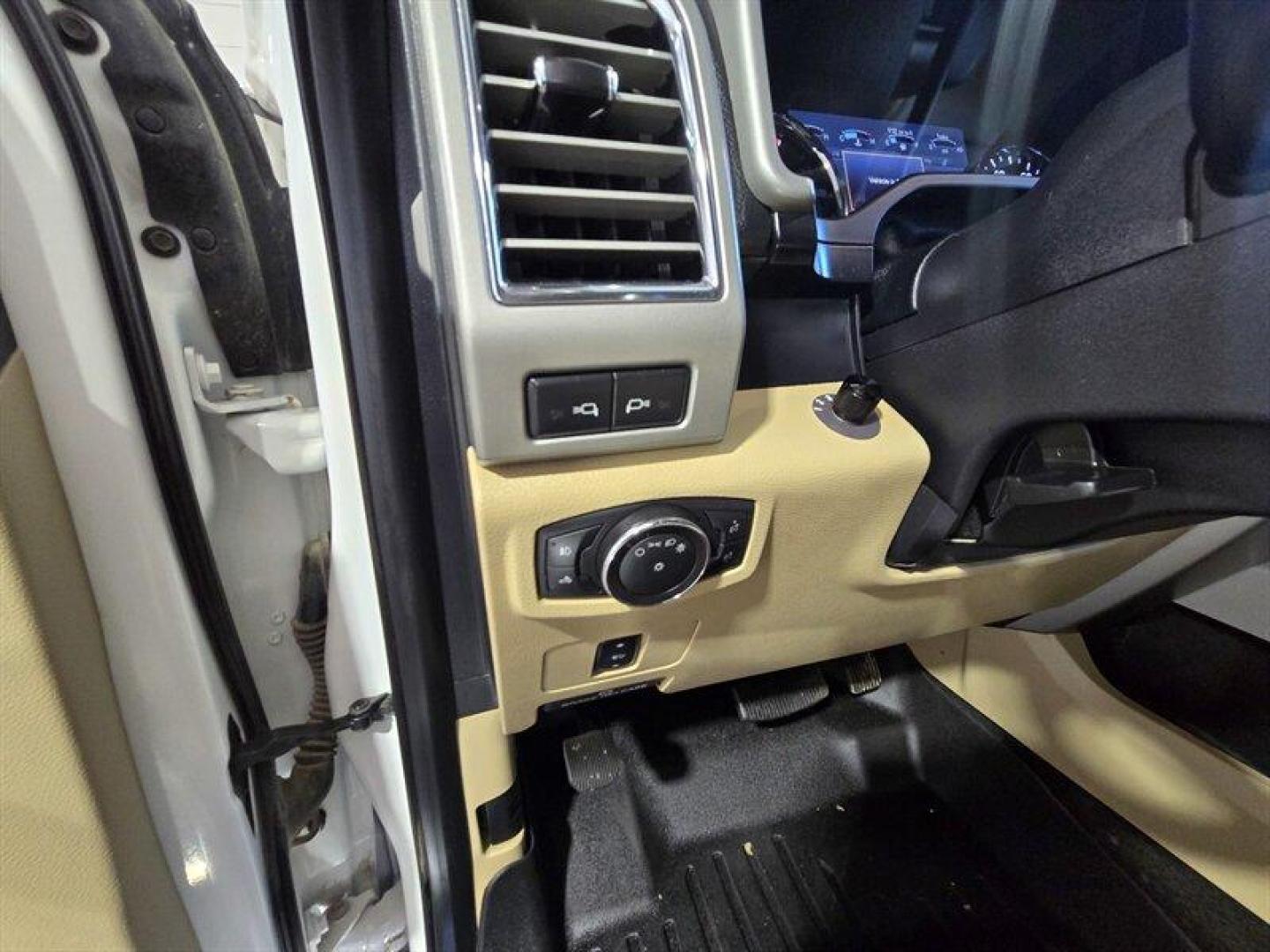 2017 Oxford White Ford F-250 Lariat (1FT7W2BT5HE) with an Power Stroke 6.7L Biodiesel Turbo V8 440hp 925ft. engine, Automatic transmission, located at 25355 Eames Street, Channahon, IL, 60410, (815) 467-1807, 41.429108, -88.228432 - Unleash the power of the 2017 Ford F-250 Super Duty Lariat, a beast on wheels that refuses to be tamed. This monster is equipped with a mighty Power Stroke 6.7L Biodiesel Turbo V8 engine, churning out a jaw-dropping 440hp and a monstrous 925ft. of torque. Straight from the factory, this bad boy co - Photo#10