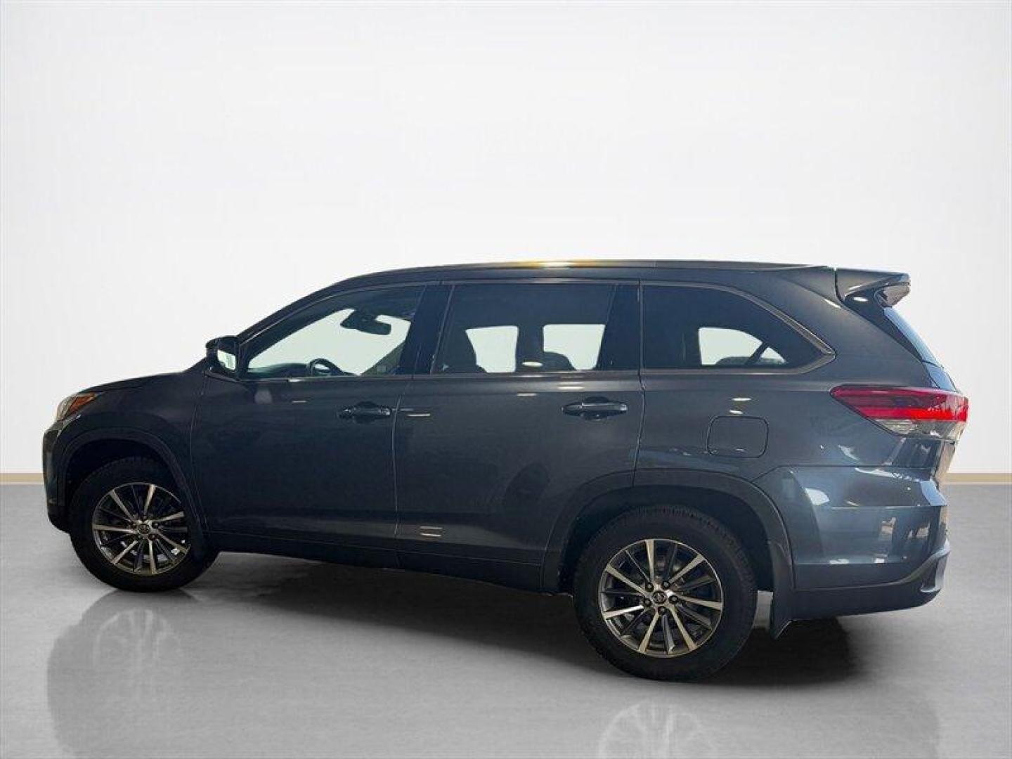 2019 Shoreline Blue Pearl Toyota Highlander XLE (5TDJZRFH0KS) with an 3.5L V6 295hp 263ft. lbs. engine, Automatic transmission, located at 25355 Eames Street, Channahon, IL, 60410, (815) 467-1807, 41.429108, -88.228432 - Behold the magnificent 2019 Toyota Highlander XLE, a vehicle that exudes power, elegance, and unparalleled performance. This exceptional SUV is equipped with a robust 3.5L V6 engine, boasting an impressive 295 horsepower and 263 ft. lbs. of torque, ensuring a thrilling driving experience with every - Photo#5