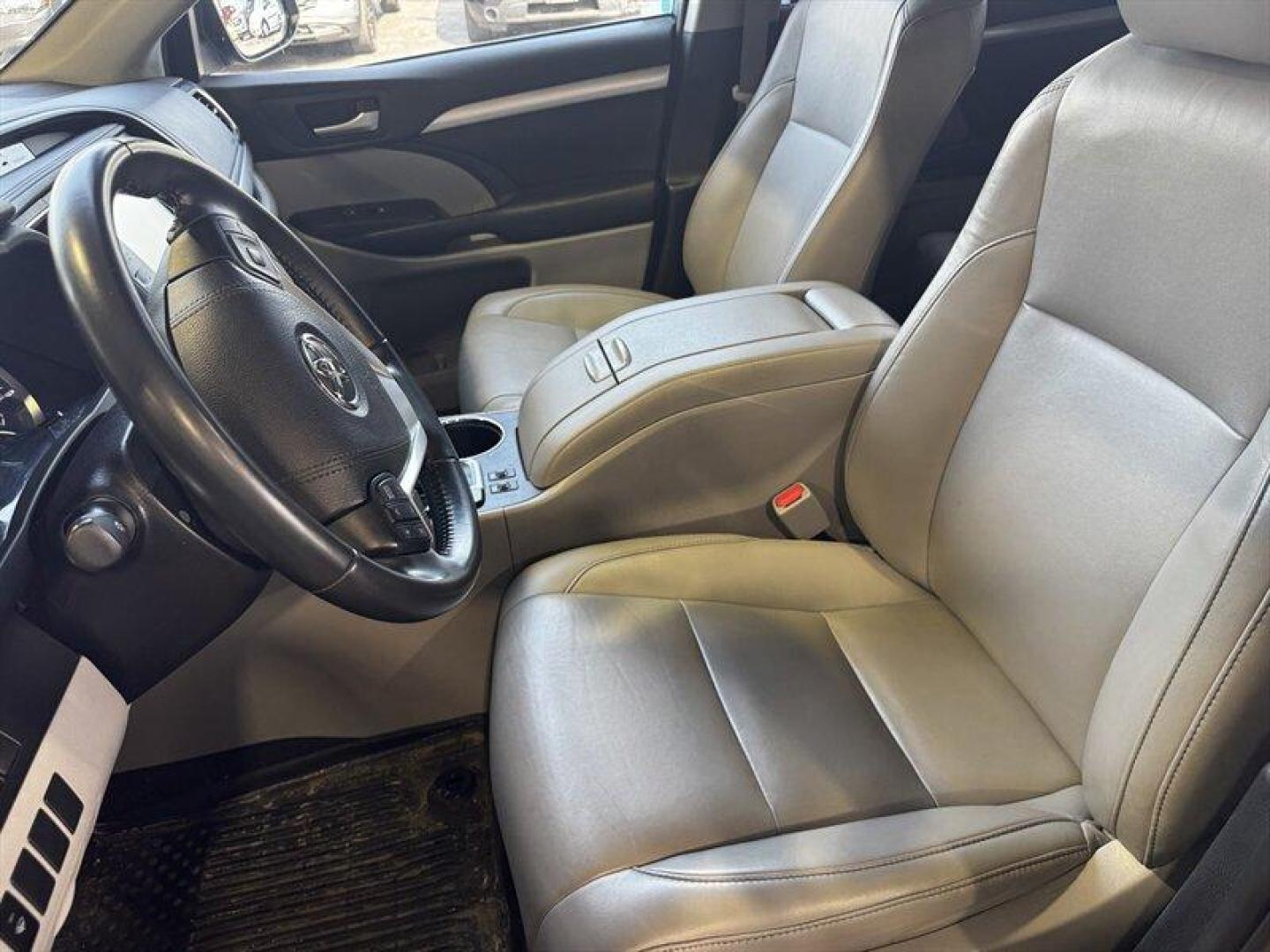 2019 Shoreline Blue Pearl Toyota Highlander XLE (5TDJZRFH0KS) with an 3.5L V6 295hp 263ft. lbs. engine, Automatic transmission, located at 25355 Eames Street, Channahon, IL, 60410, (815) 467-1807, 41.429108, -88.228432 - Behold the magnificent 2019 Toyota Highlander XLE, a vehicle that exudes power, elegance, and unparalleled performance. This exceptional SUV is equipped with a robust 3.5L V6 engine, boasting an impressive 295 horsepower and 263 ft. lbs. of torque, ensuring a thrilling driving experience with every - Photo#12