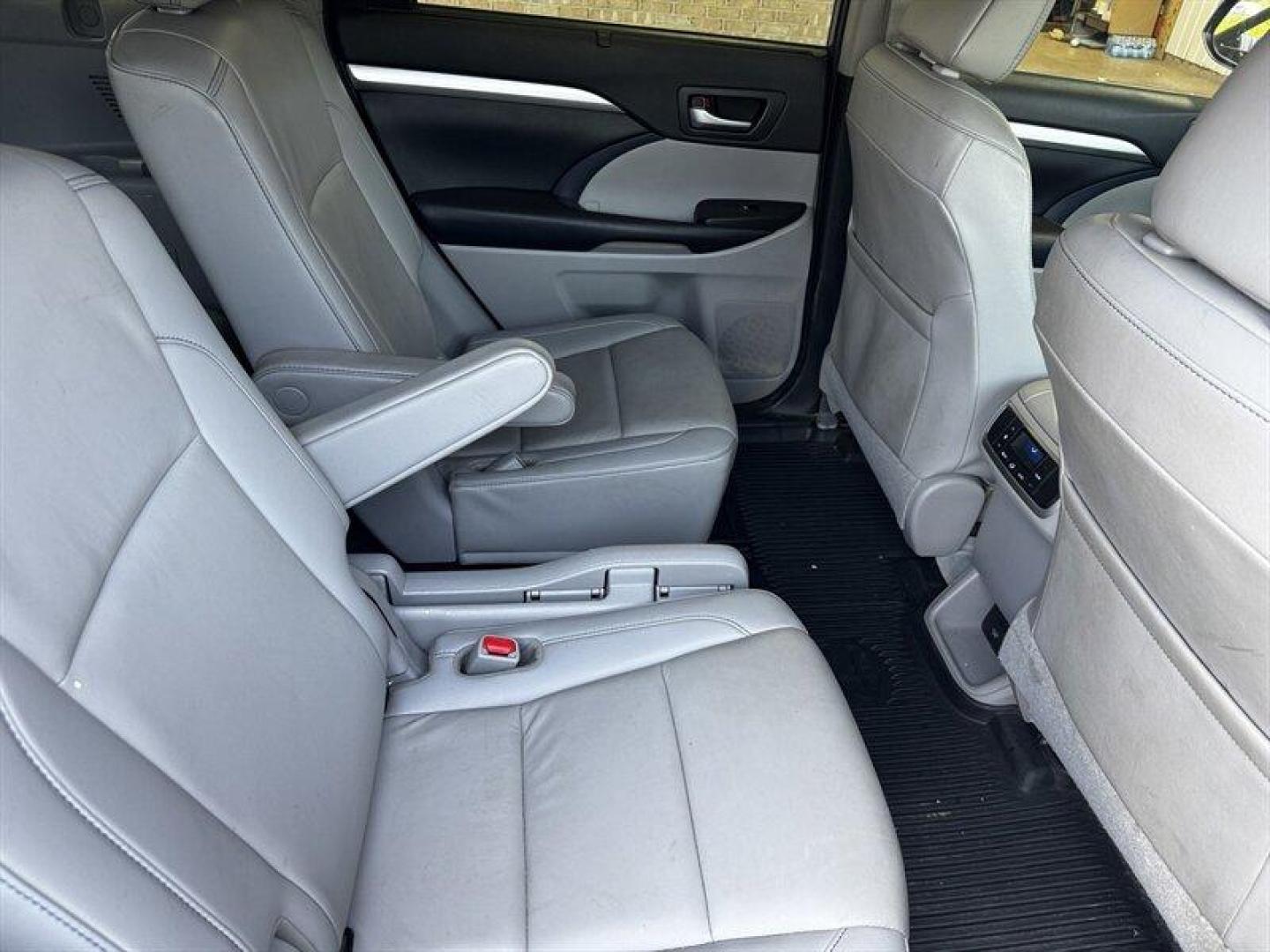 2019 Shoreline Blue Pearl Toyota Highlander XLE (5TDJZRFH0KS) with an 3.5L V6 295hp 263ft. lbs. engine, Automatic transmission, located at 25355 Eames Street, Channahon, IL, 60410, (815) 467-1807, 41.429108, -88.228432 - Behold the magnificent 2019 Toyota Highlander XLE, a vehicle that exudes power, elegance, and unparalleled performance. This exceptional SUV is equipped with a robust 3.5L V6 engine, boasting an impressive 295 horsepower and 263 ft. lbs. of torque, ensuring a thrilling driving experience with every - Photo#16