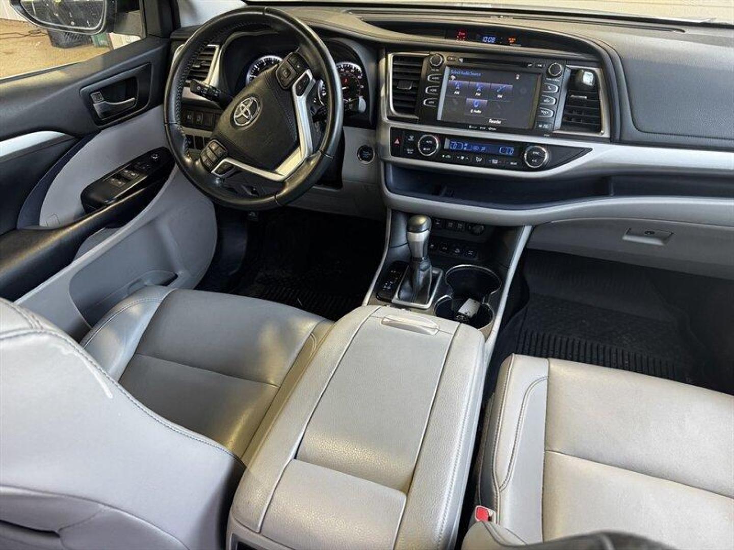 2019 Shoreline Blue Pearl Toyota Highlander XLE (5TDJZRFH0KS) with an 3.5L V6 295hp 263ft. lbs. engine, Automatic transmission, located at 25355 Eames Street, Channahon, IL, 60410, (815) 467-1807, 41.429108, -88.228432 - Behold the magnificent 2019 Toyota Highlander XLE, a vehicle that exudes power, elegance, and unparalleled performance. This exceptional SUV is equipped with a robust 3.5L V6 engine, boasting an impressive 295 horsepower and 263 ft. lbs. of torque, ensuring a thrilling driving experience with every - Photo#17