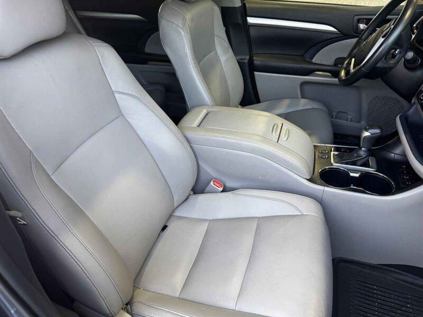 2019 Shoreline Blue Pearl Toyota Highlander XLE (5TDJZRFH0KS) with an 3.5L V6 295hp 263ft. lbs. engine, Automatic transmission, located at 25355 Eames Street, Channahon, IL, 60410, (815) 467-1807, 41.429108, -88.228432 - Behold the magnificent 2019 Toyota Highlander XLE, a vehicle that exudes power, elegance, and unparalleled performance. This exceptional SUV is equipped with a robust 3.5L V6 engine, boasting an impressive 295 horsepower and 263 ft. lbs. of torque, ensuring a thrilling driving experience with every - Photo#18