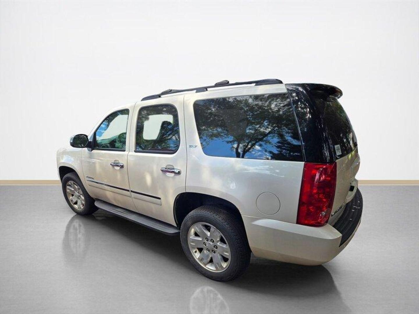 2013 Summit White GMC Yukon SLT (1GKS2CE04DR) with an Vortec Iron Block 5.3L Flex Fuel V8 320hp 335ft. l engine, Automatic transmission, located at 25355 Eames Street, Channahon, IL, 60410, (815) 467-1807, 41.429108, -88.228432 - ** LOCAL TRADE IN WHOLESALE AS-IS SPECIAL, HAS A LITTLE RUST ON QUARTERS, AC NEEDS RECHARGE, AND HAS COOLANT LEAK. ** This 2013 GMC Yukon SLT is a reliable and powerful SUV, boasting a Vortec Iron Block 5.3L Flex Fuel V8 engine with 320hp and 335ft. l of torque. The exterior is finished in a sleek S - Photo#1