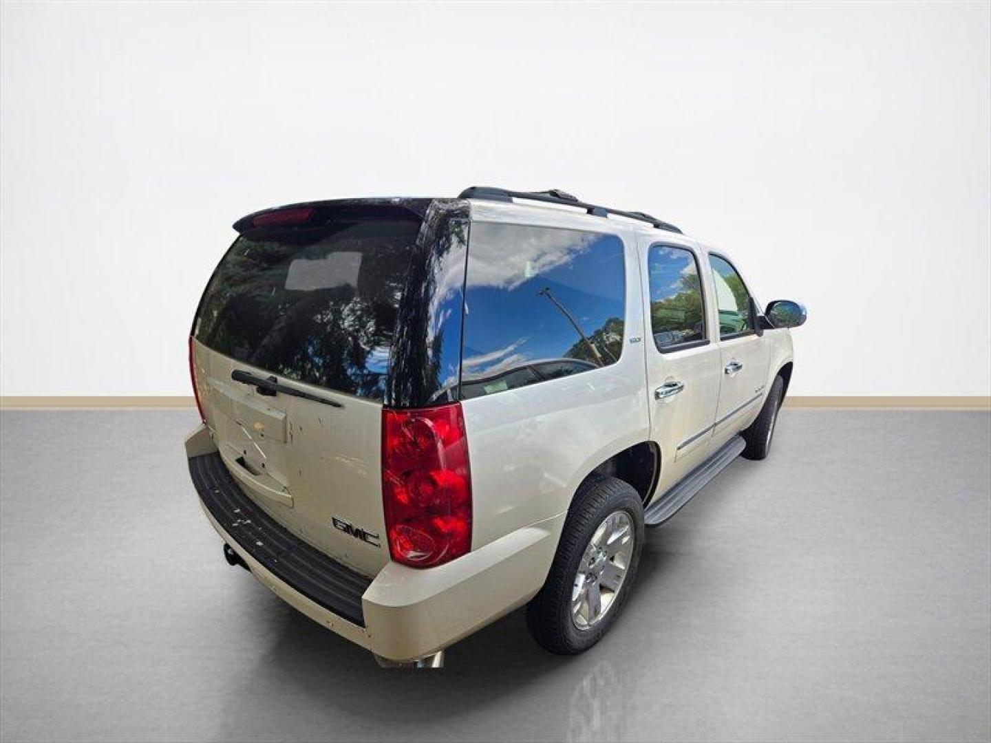 2013 Summit White GMC Yukon SLT (1GKS2CE04DR) with an Vortec Iron Block 5.3L Flex Fuel V8 320hp 335ft. l engine, Automatic transmission, located at 25355 Eames Street, Channahon, IL, 60410, (815) 467-1807, 41.429108, -88.228432 - ** LOCAL TRADE IN WHOLESALE AS-IS SPECIAL, HAS A LITTLE RUST ON QUARTERS, AC NEEDS RECHARGE, AND HAS COOLANT LEAK. ** This 2013 GMC Yukon SLT is a reliable and powerful SUV, boasting a Vortec Iron Block 5.3L Flex Fuel V8 engine with 320hp and 335ft. l of torque. The exterior is finished in a sleek S - Photo#4