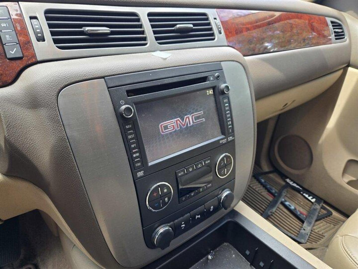 2013 Summit White GMC Yukon SLT (1GKS2CE04DR) with an Vortec Iron Block 5.3L Flex Fuel V8 320hp 335ft. l engine, Automatic transmission, located at 25355 Eames Street, Channahon, IL, 60410, (815) 467-1807, 41.429108, -88.228432 - ** LOCAL TRADE IN WHOLESALE AS-IS SPECIAL, HAS A LITTLE RUST ON QUARTERS, AC NEEDS RECHARGE, AND HAS COOLANT LEAK. ** This 2013 GMC Yukon SLT is a reliable and powerful SUV, boasting a Vortec Iron Block 5.3L Flex Fuel V8 engine with 320hp and 335ft. l of torque. The exterior is finished in a sleek S - Photo#9