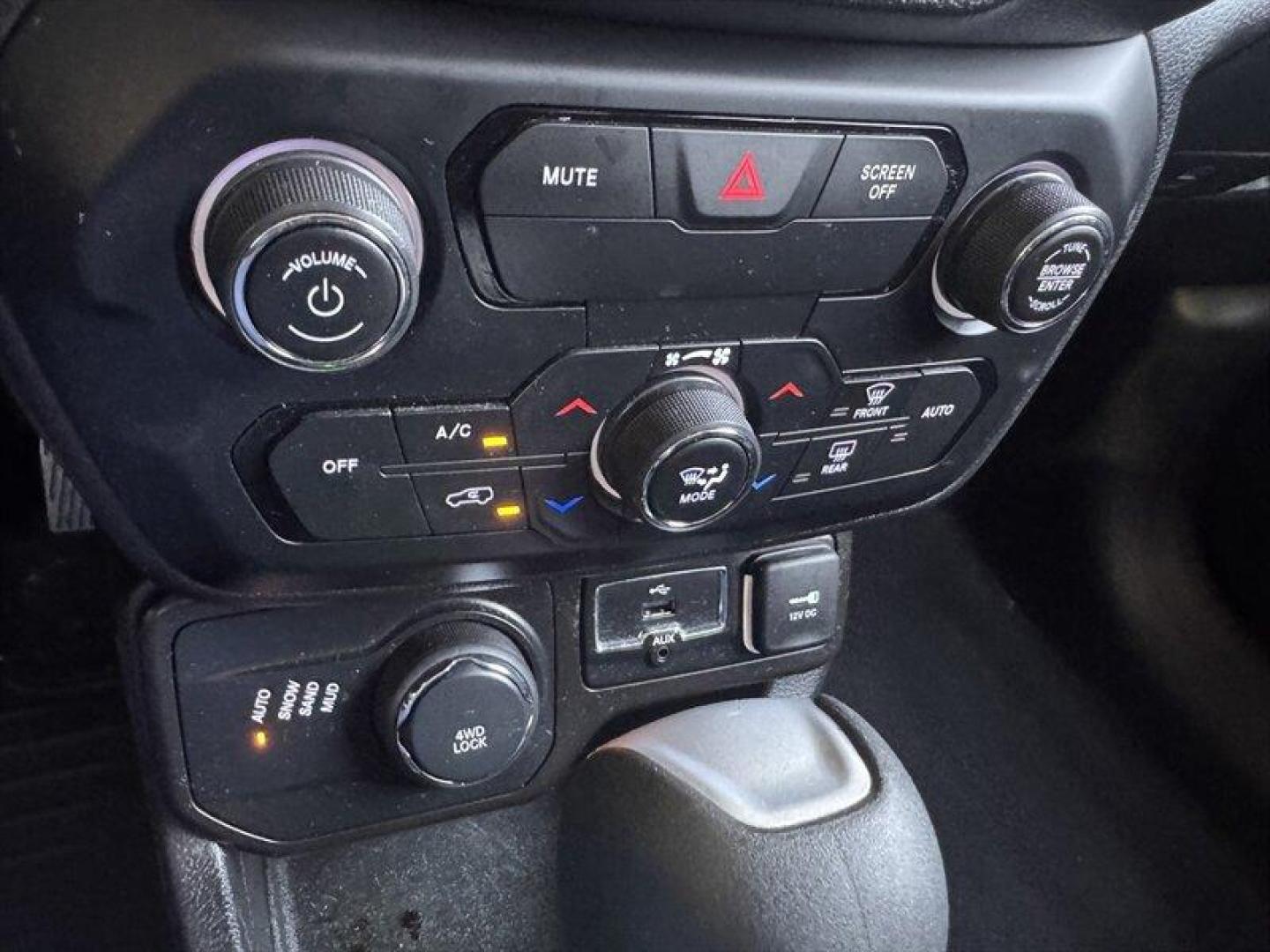 2019 Alpine White Clear Coat Jeep Renegade Latitude (ZACNJBBB5KP) with an Tigershark 2.4L I4 180hp 175ft. lbs. engine, Automatic transmission, located at 25355 Eames Street, Channahon, IL, 60410, (815) 467-1807, 41.429108, -88.228432 - Introducing the dynamic 2019 Jeep Renegade Latitude! This stylish SUV is equipped with a powerful Tigershark 2.4L I4 engine, delivering a thrilling 180hp and 175ft. lbs. of torque for an exhilarating drive every time. Step inside and enjoy a host of factory default features that make driving a joy! - Photo#23